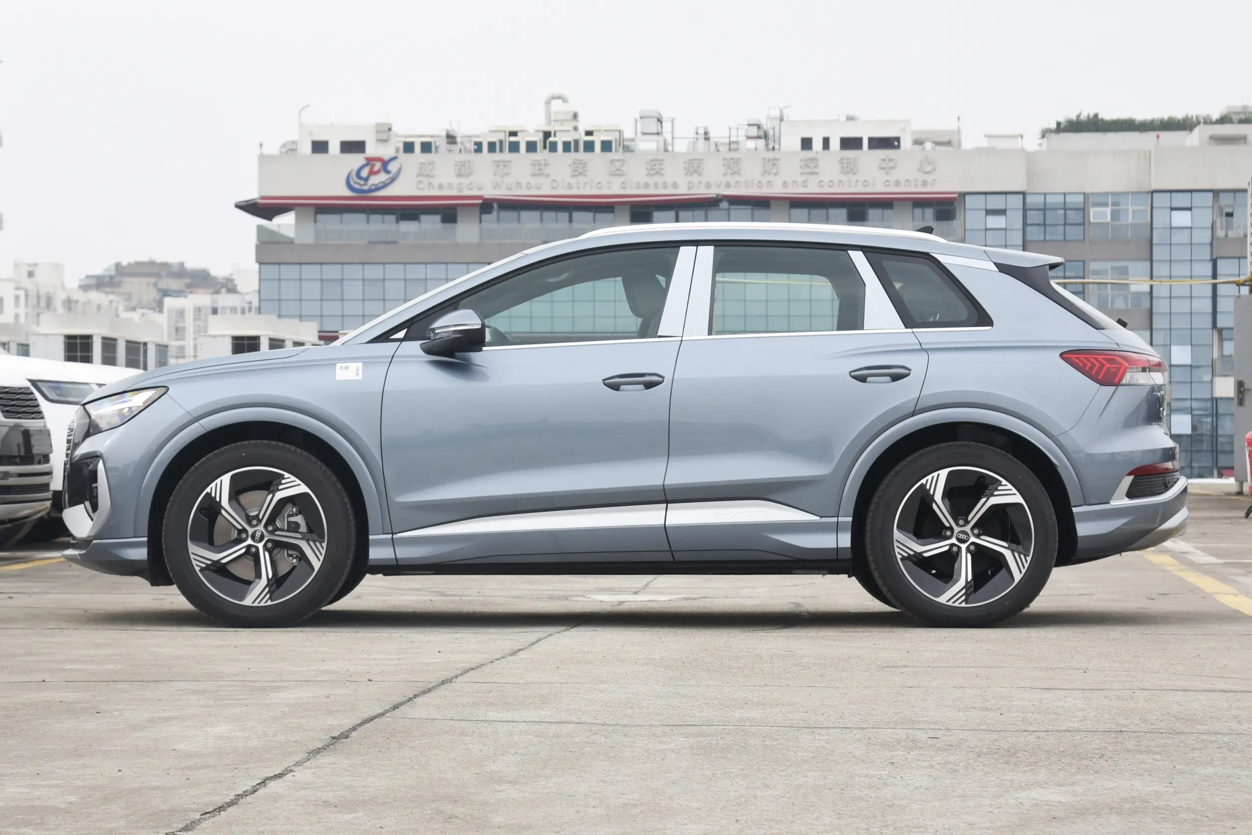 audi q4 e-tron 2024 внешний вид-3