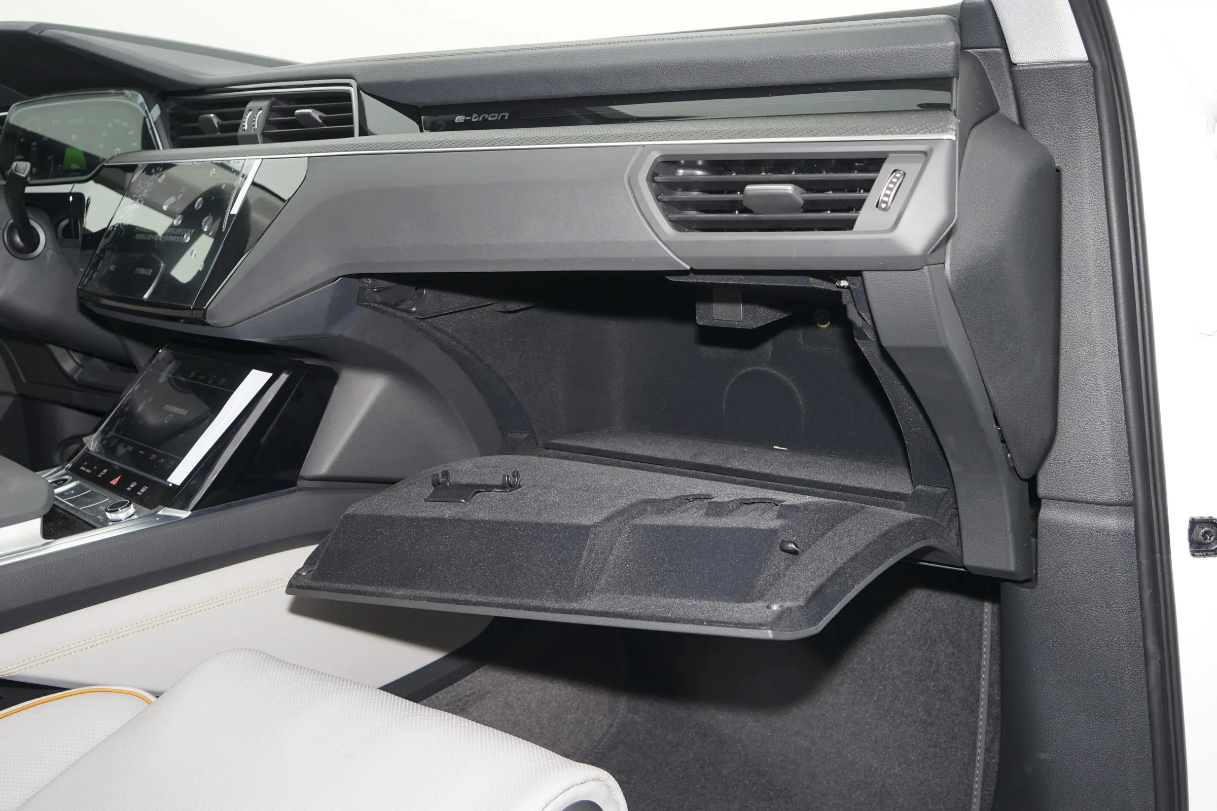 audi e-tron 2021 interior-4