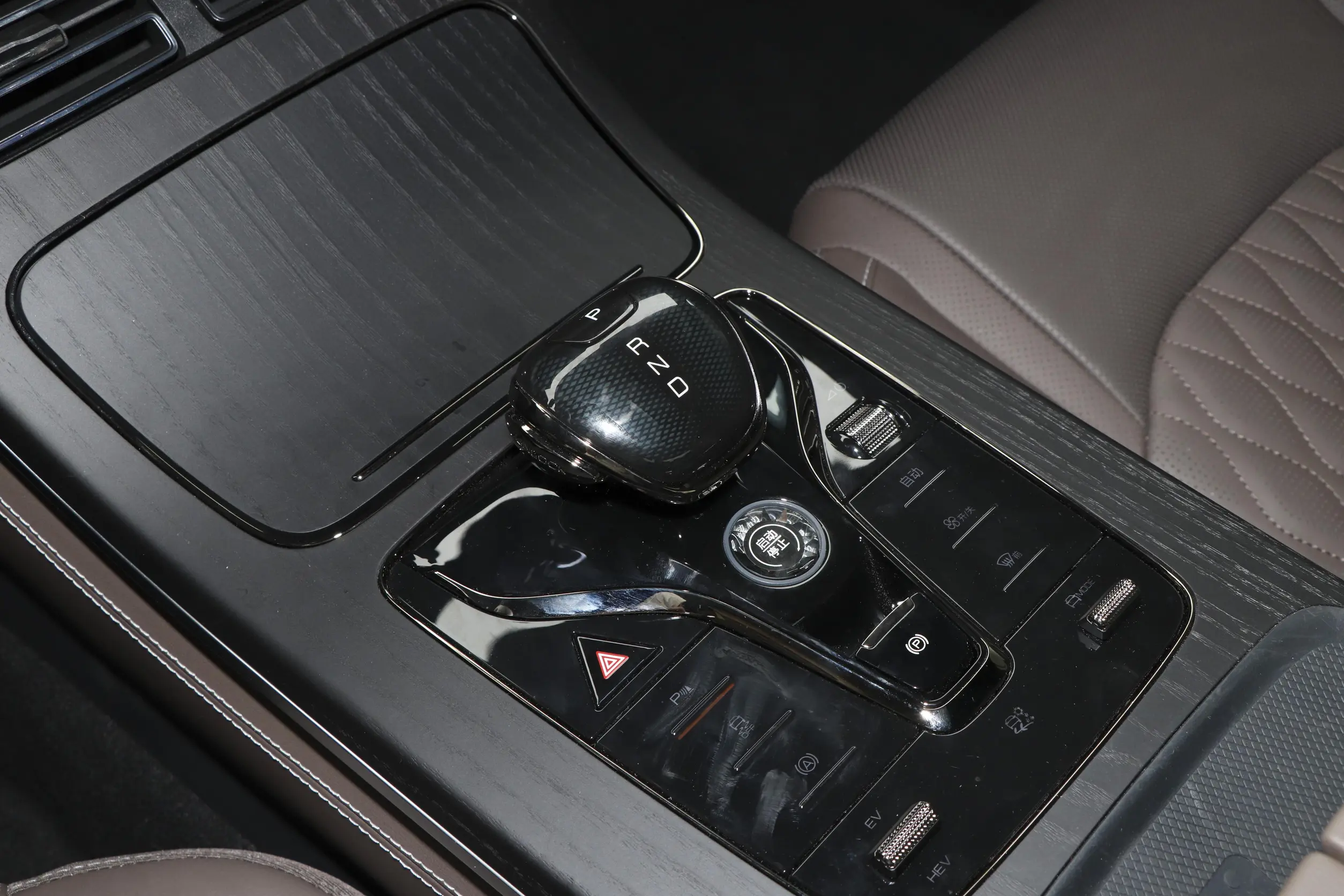 byd han dm-i 2023 интерьер-3