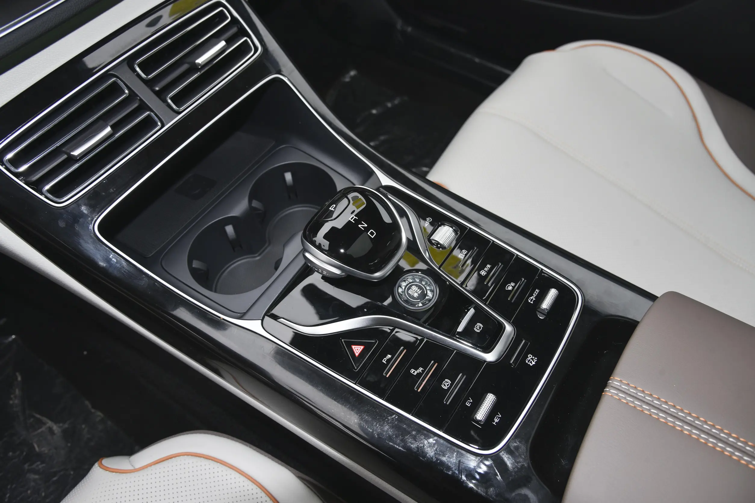 byd qin plus dm-i 2023 интерьер-3