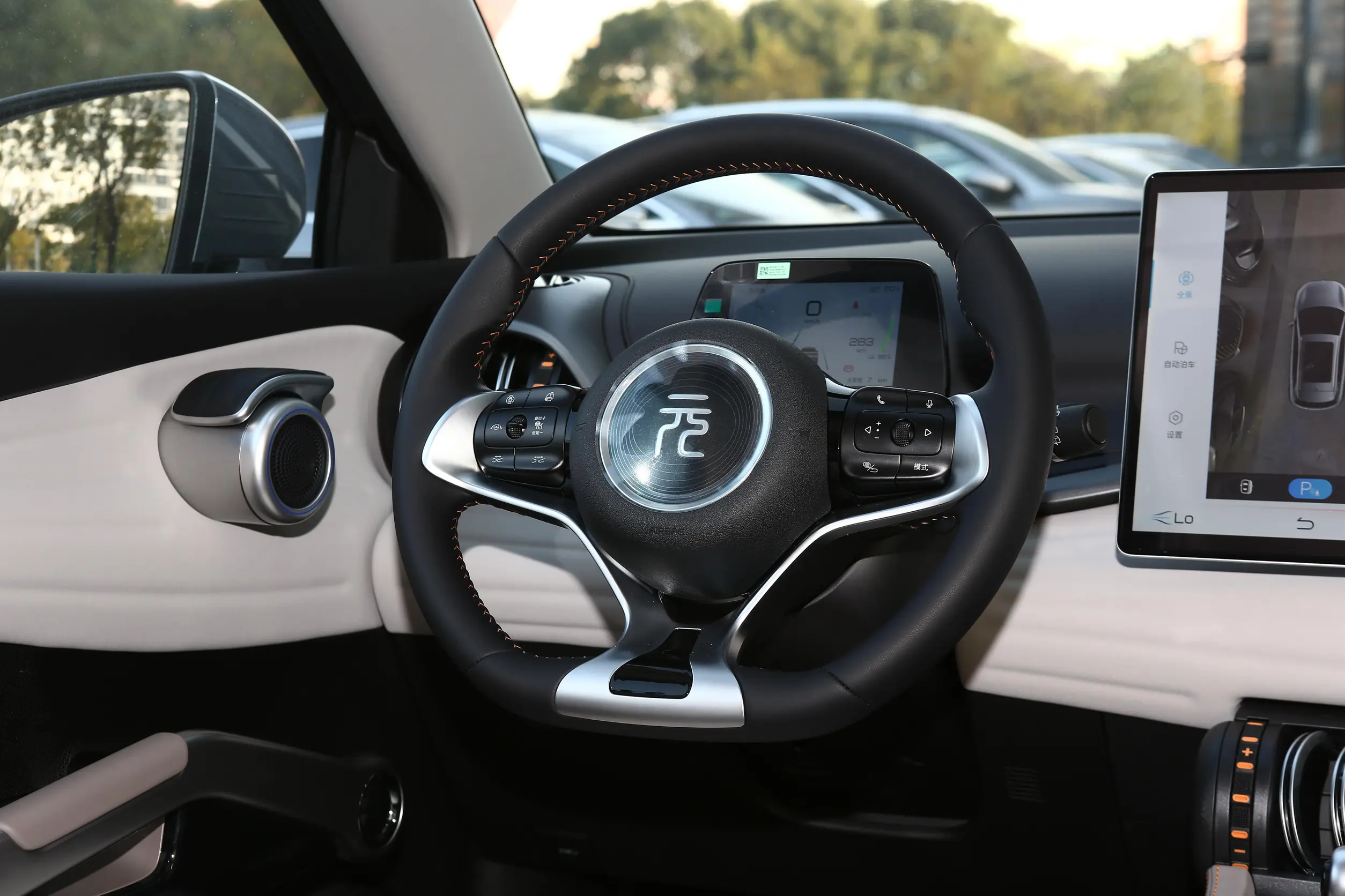 byd yuan plus 2023 интерьер-2