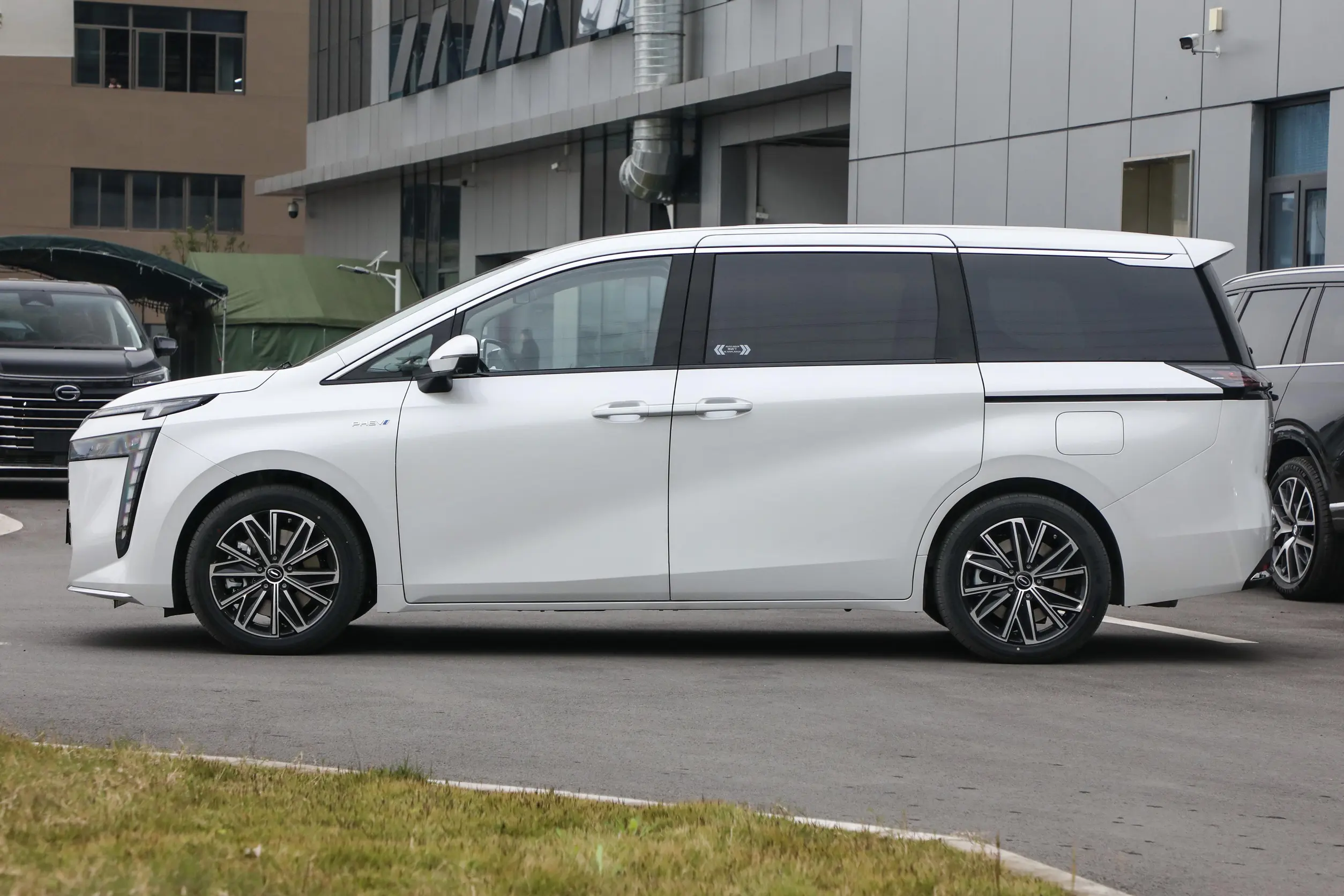 gac trumpchi e8 phev 2024 внешний вид-3