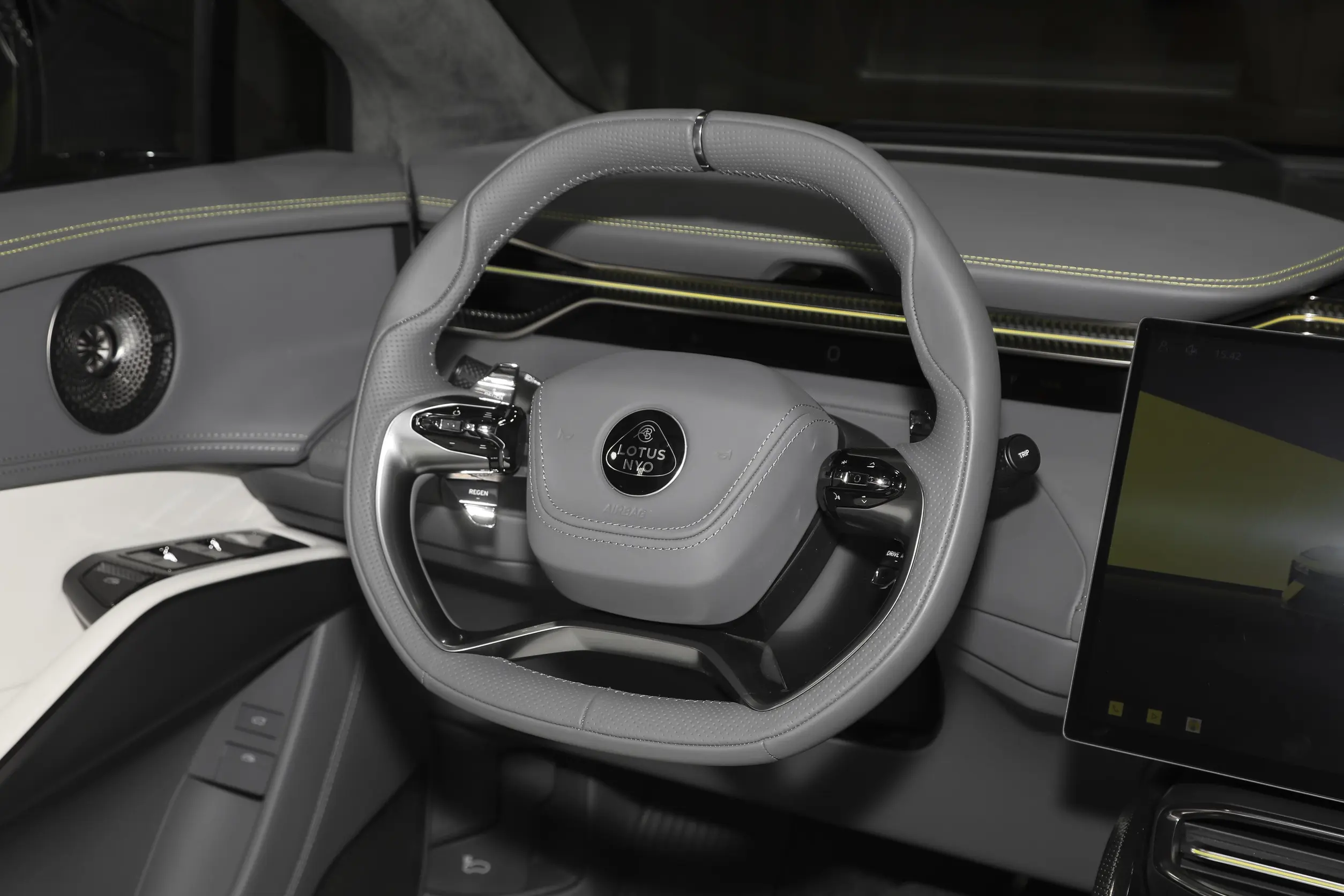 lotus eletre 2022 интерьер-2