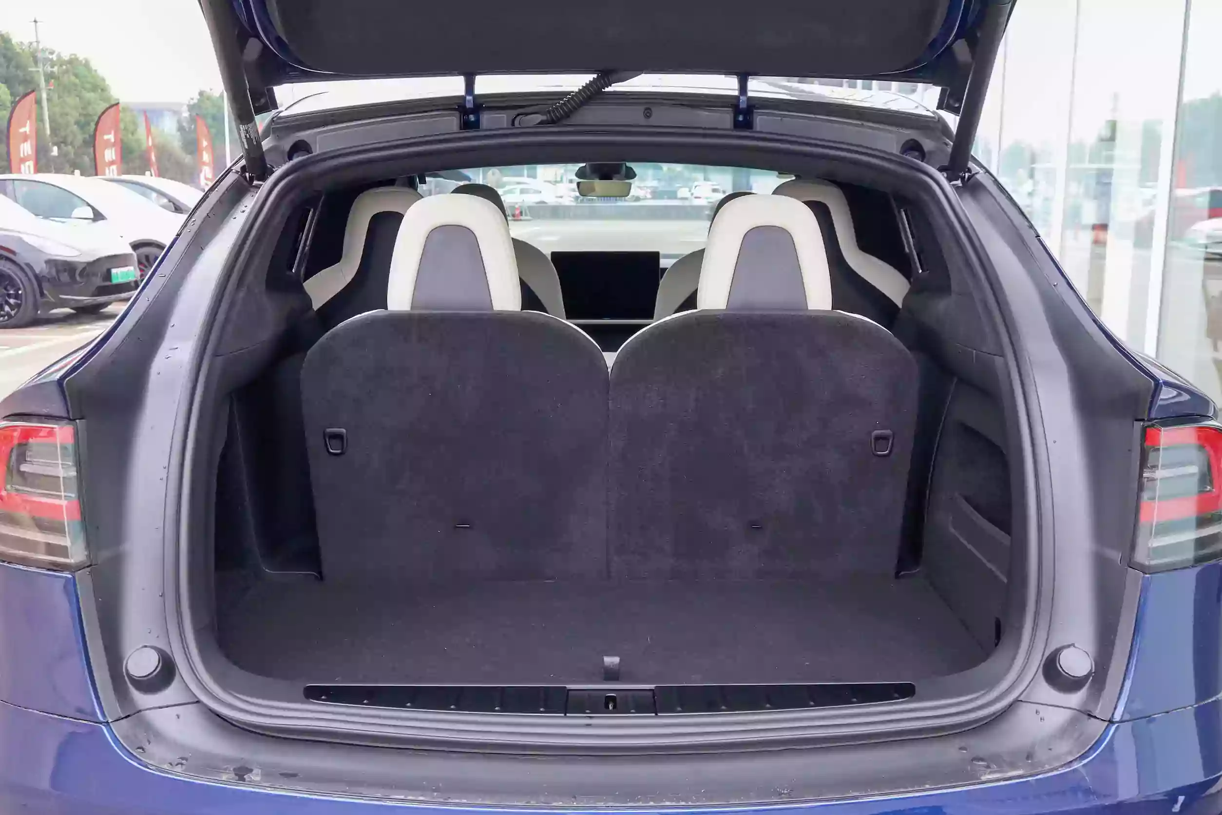 tesla model x 2023 space-4