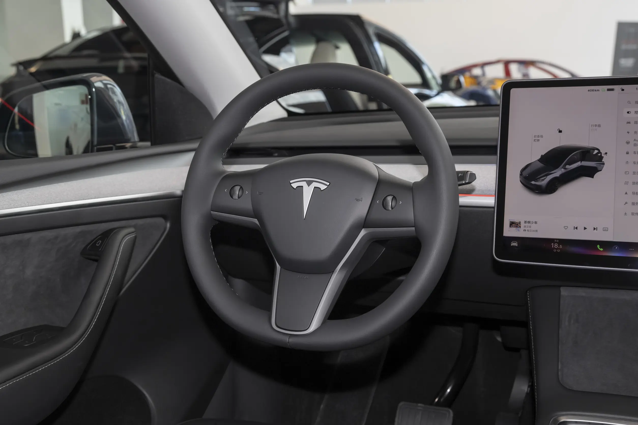 tesla model y 2023 интерьер-2