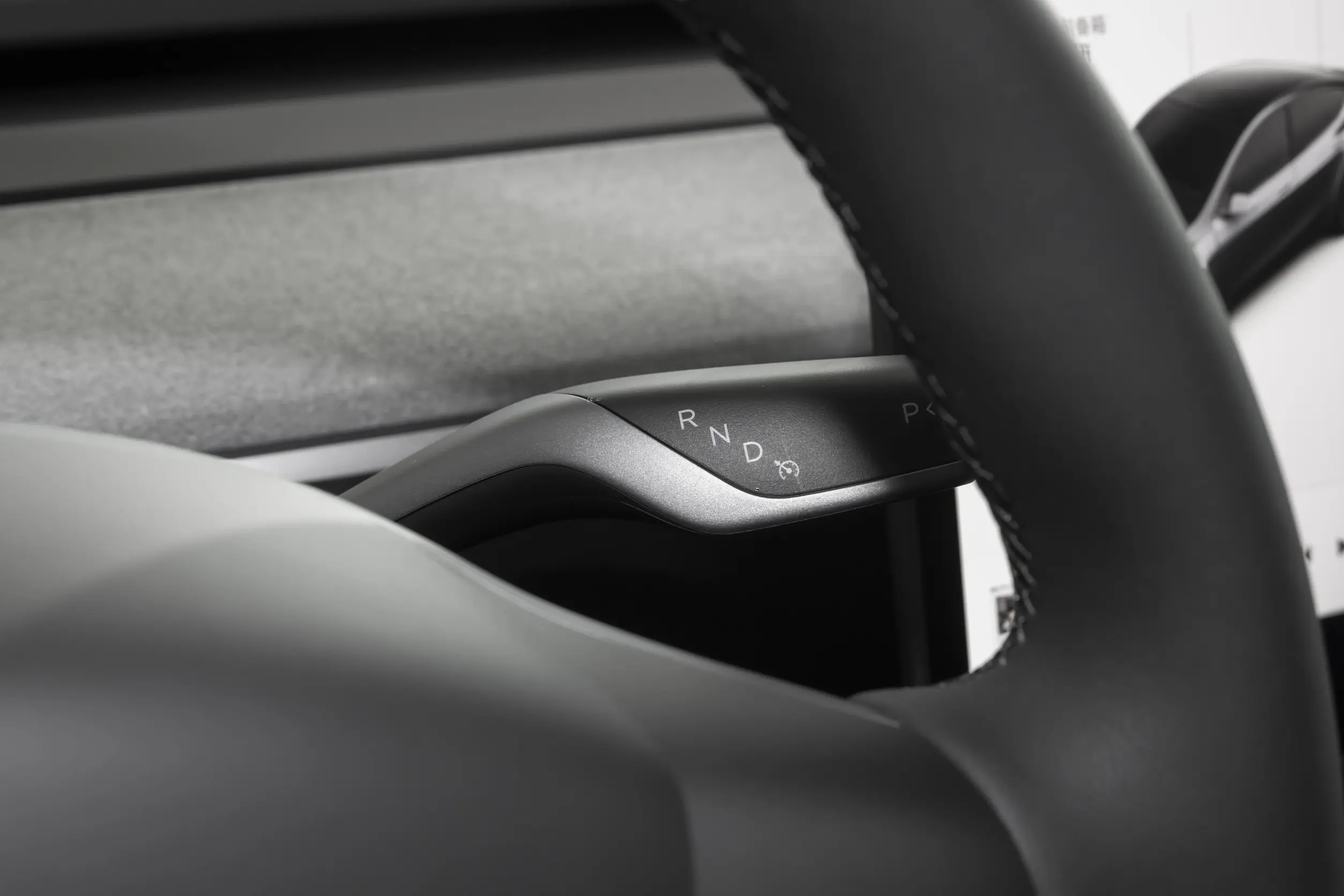 tesla model y 2023 интерьер-3