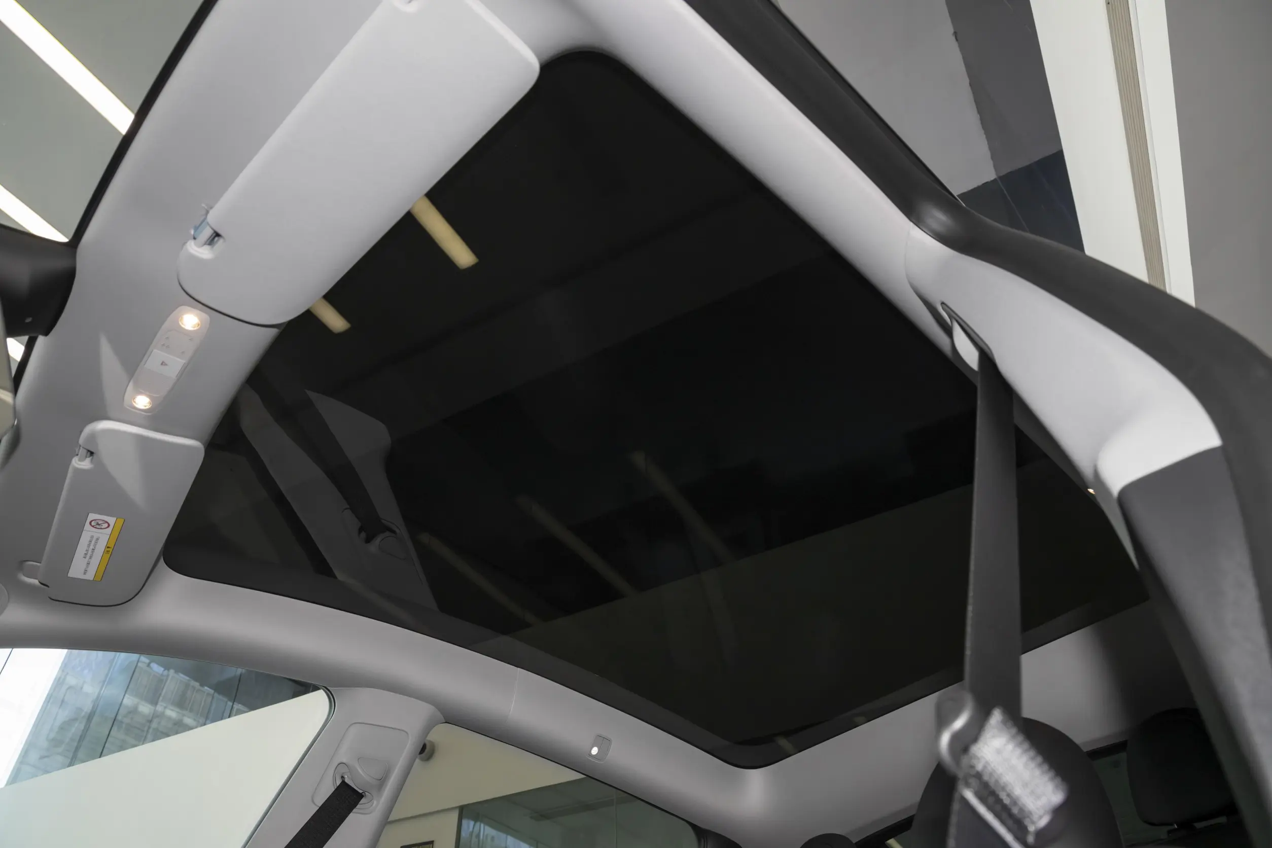 tesla model y 2023 space-3