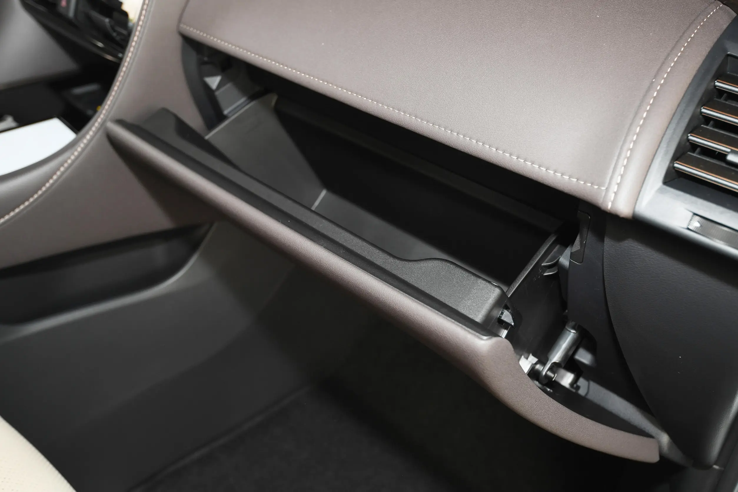toyota alphard 2023 интерьер-4