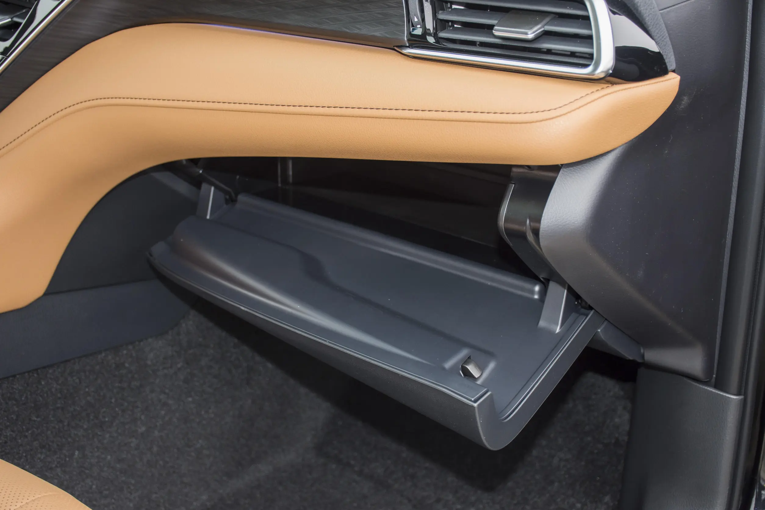 toyota camry 2023 интерьер-4