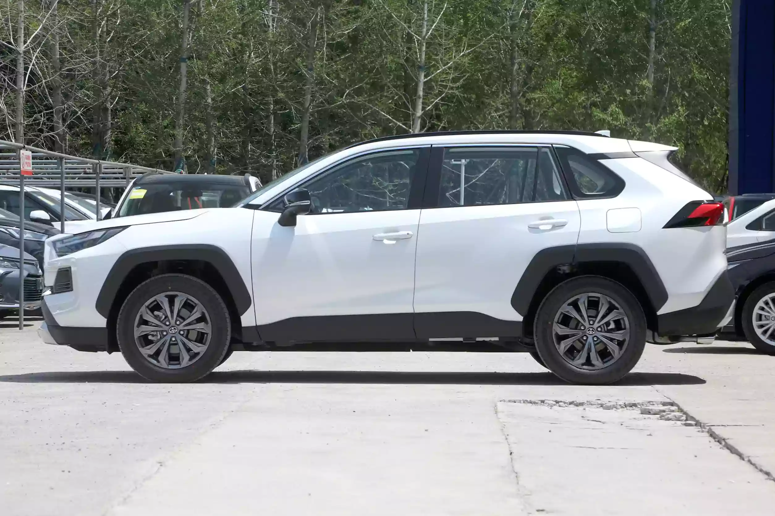 toyota rav4 2023 внешний вид-3