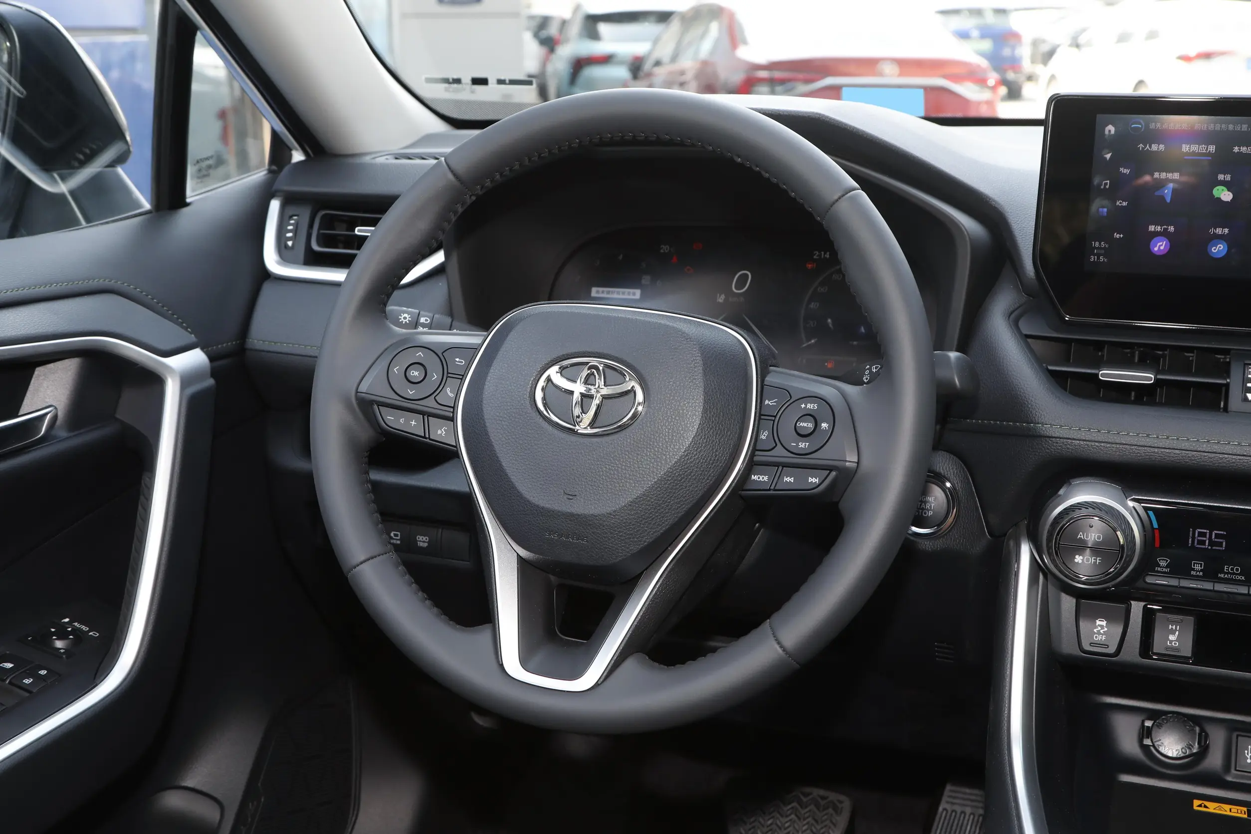 toyota rav4 2023 интерьер-2