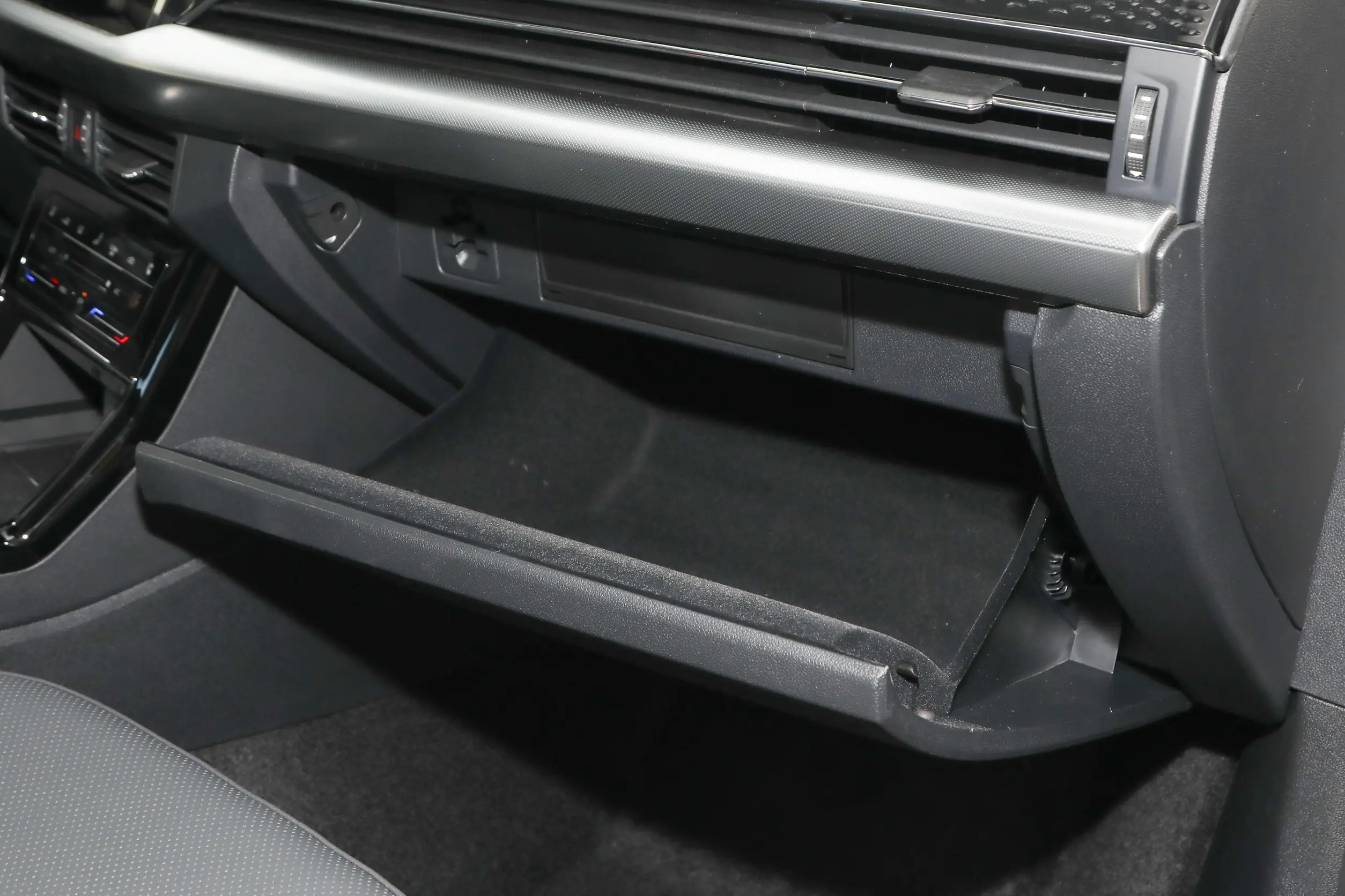 volkswagen passat 2024 interior-4