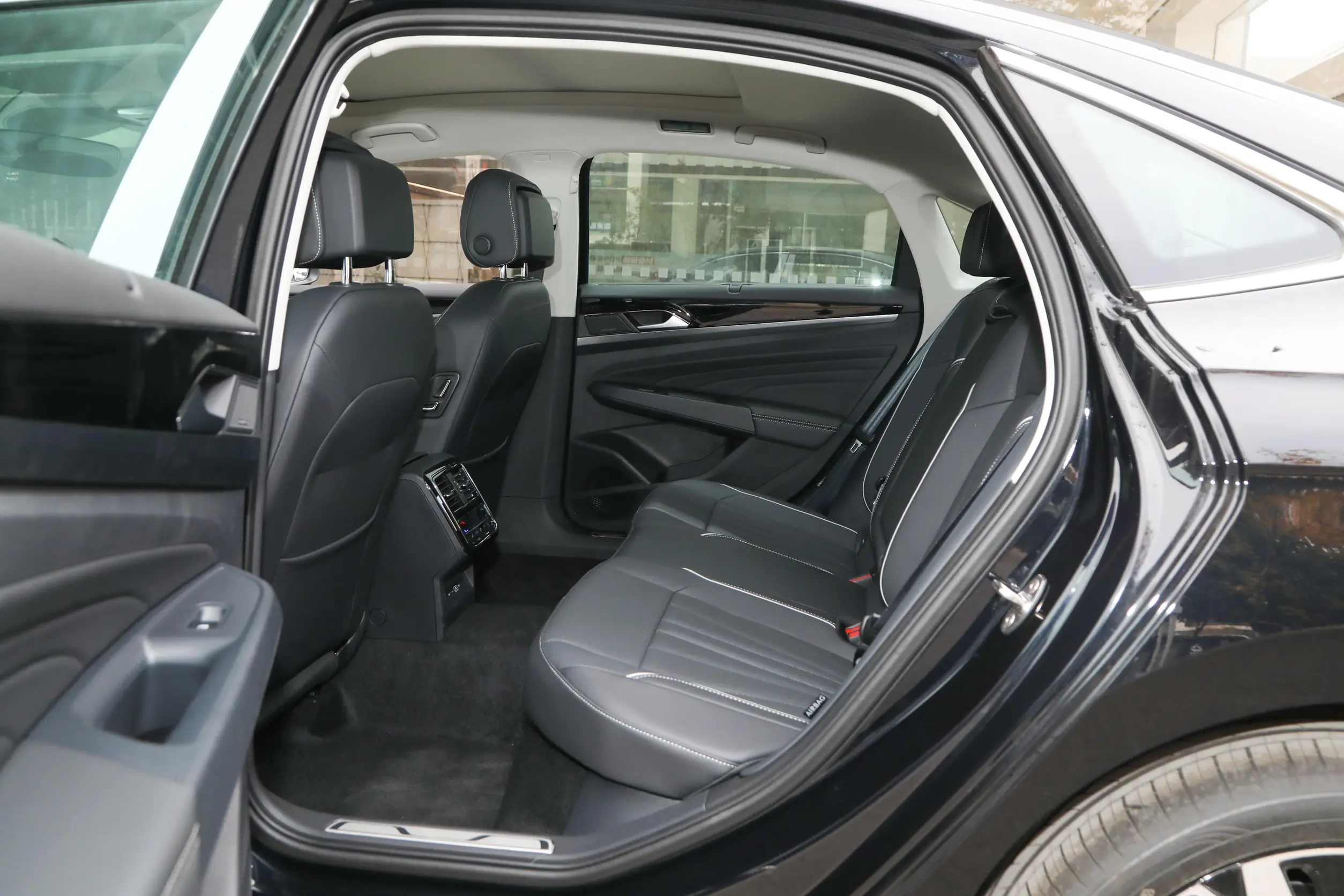 volkswagen passat 2024 space-2