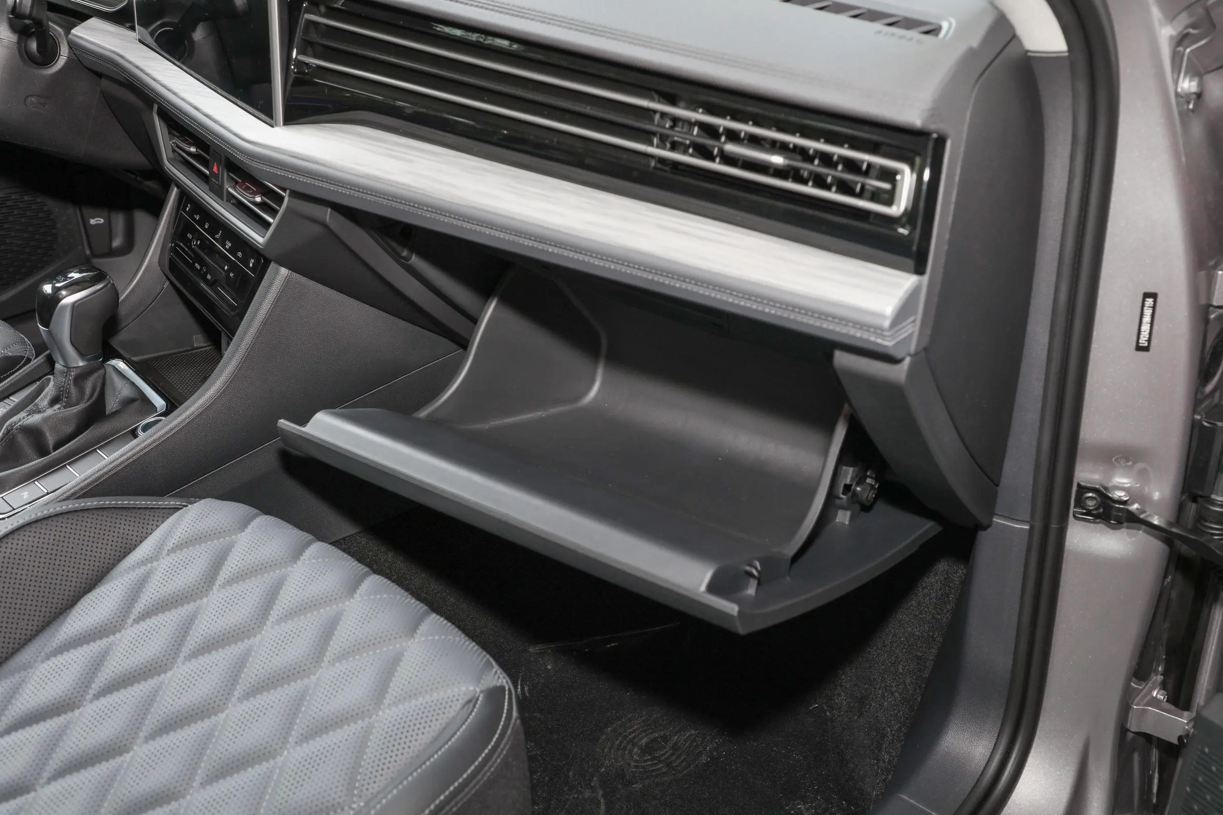 volkswagen sagitar 2023 interior-4