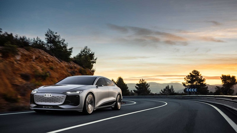 Audi e-tron на дороге