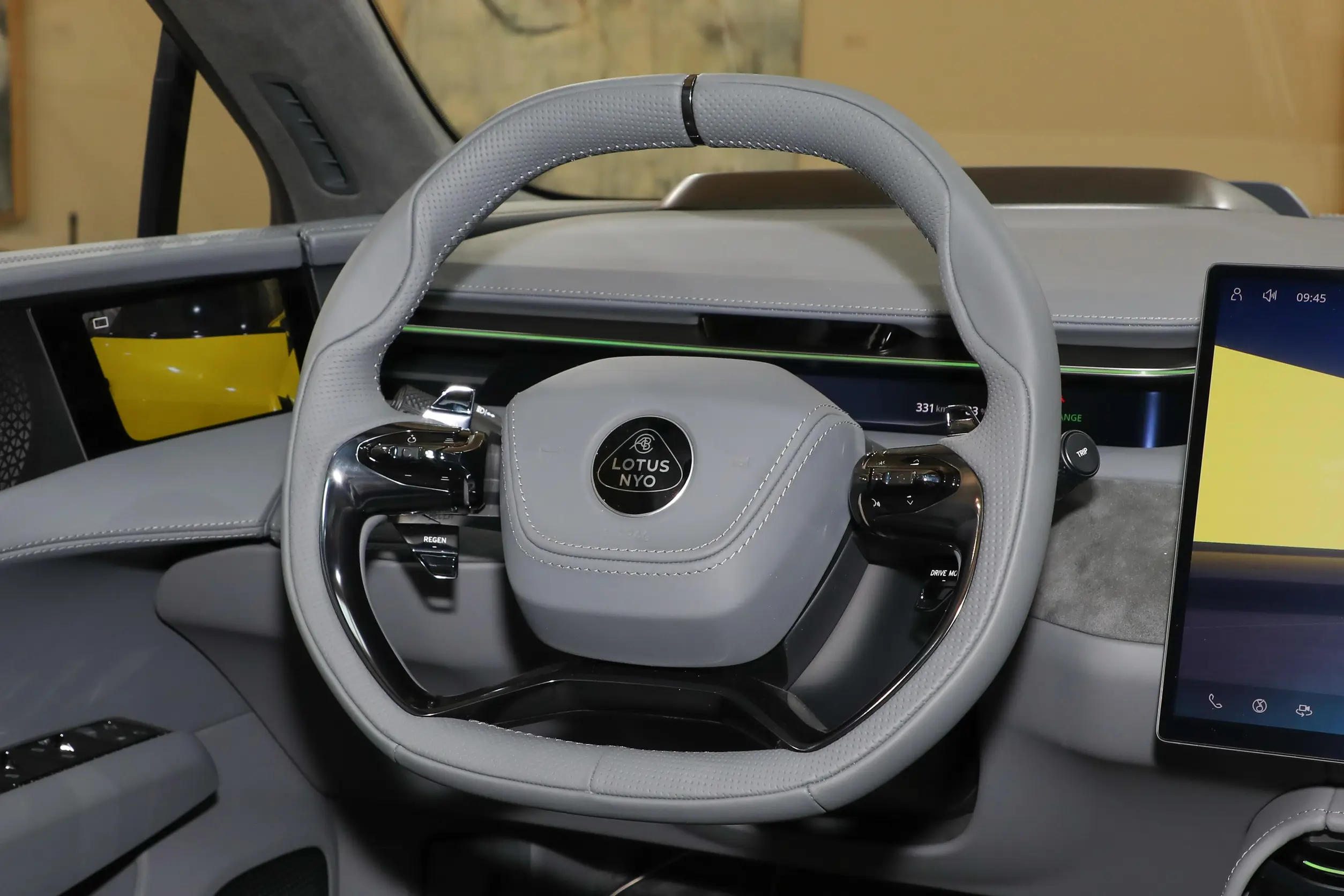 lotus emeya 2024 интерьер-2