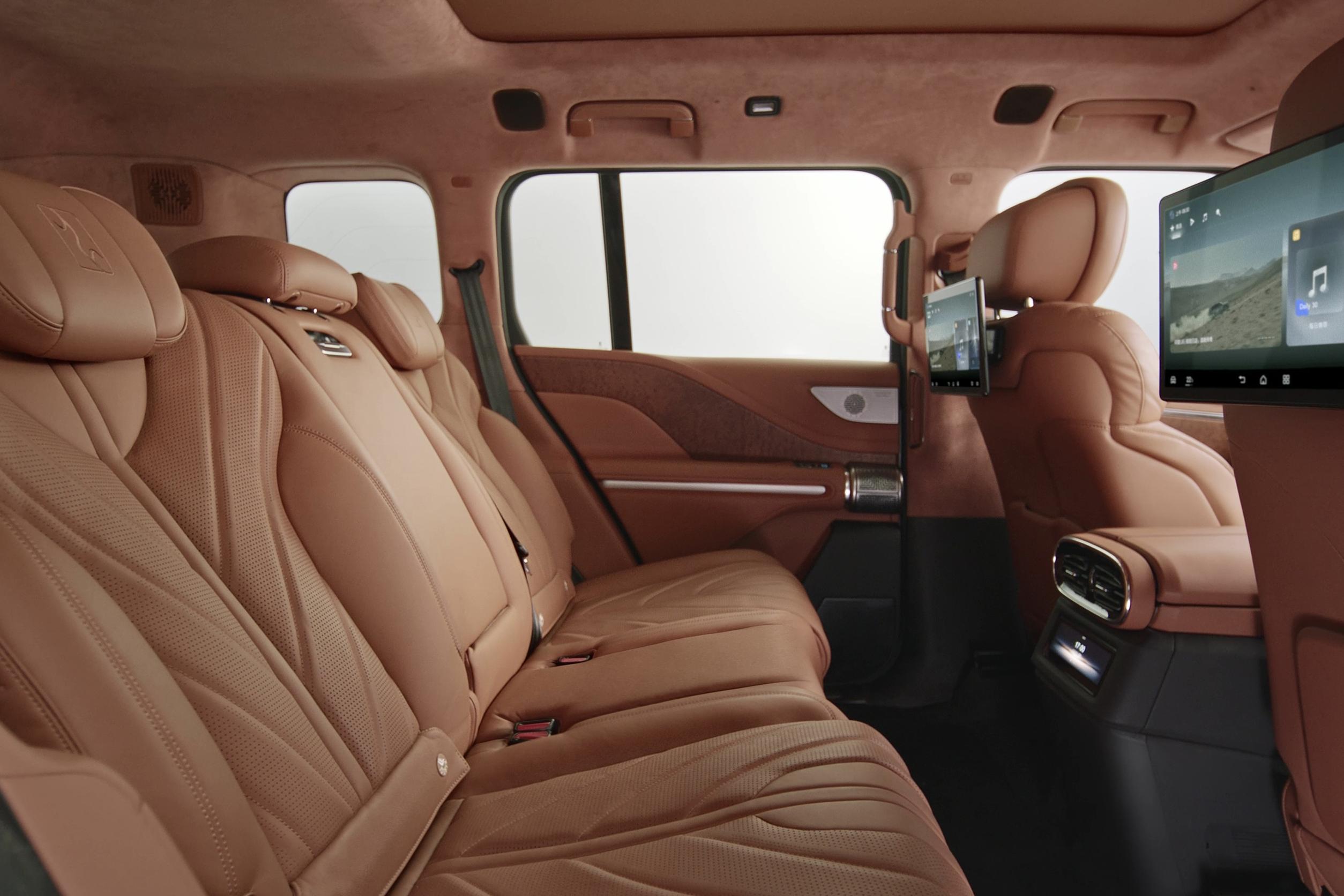 Янванг U8 Second Row Seatout