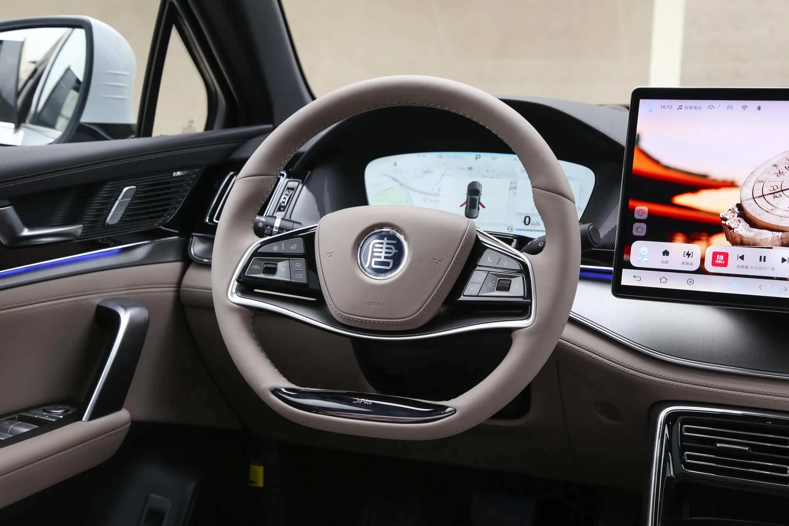 byd tang dm-i 2024 интерьер-2