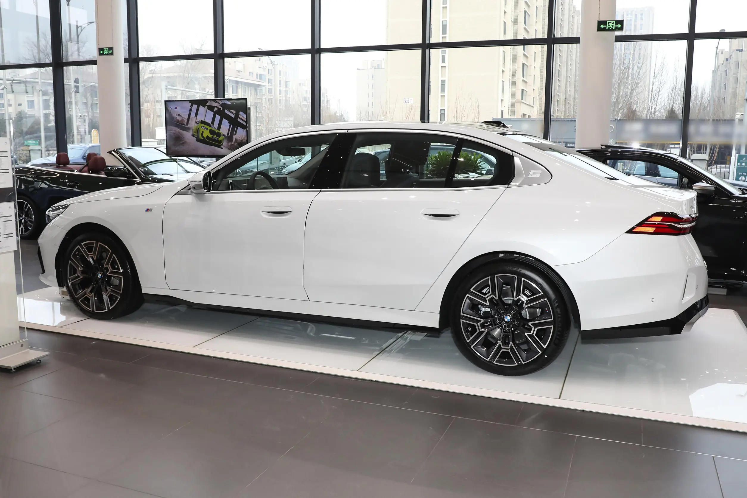 bmw 5 series 530li 2024 внешний вид-3