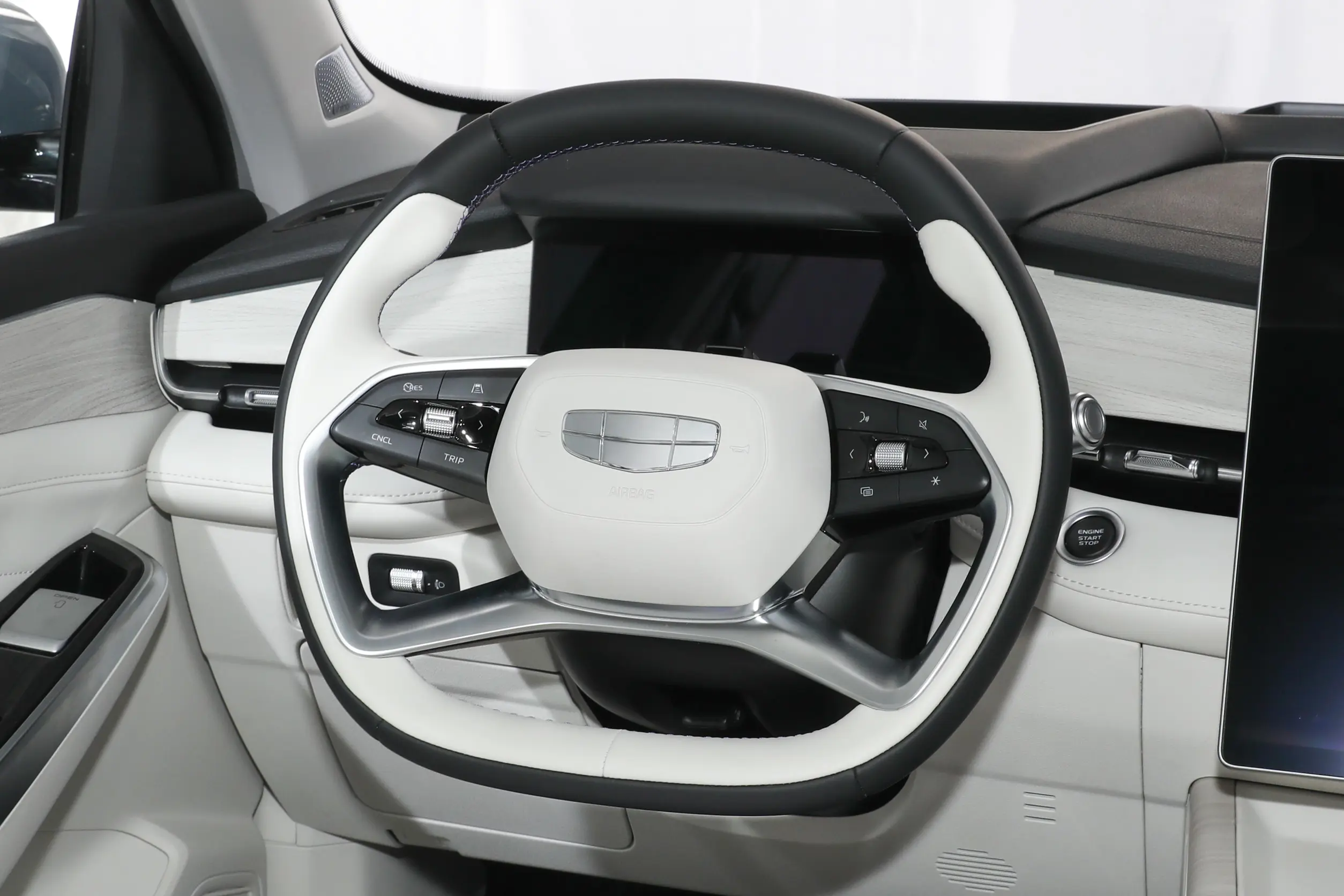 geely protace l 2024 интерьер-2
