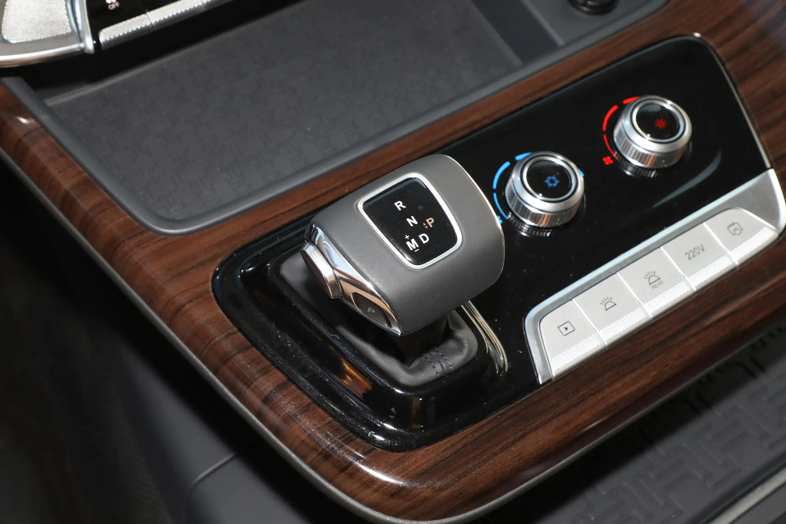 hongqi guoyue 2024 интерьер-3