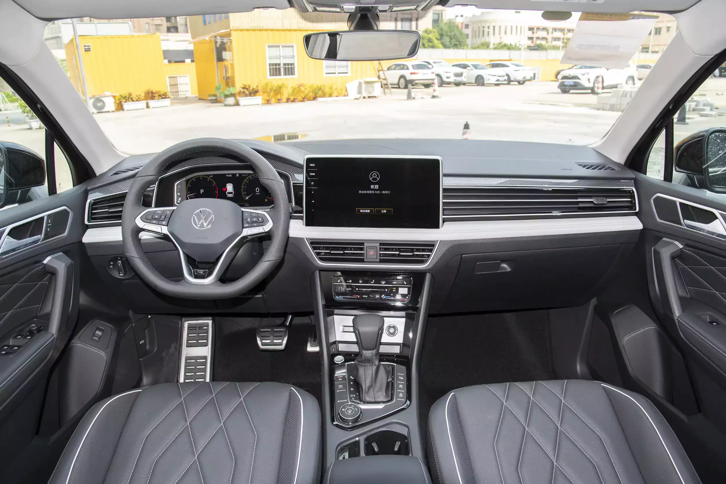 volkswagen tiguan l 2024 interior-1