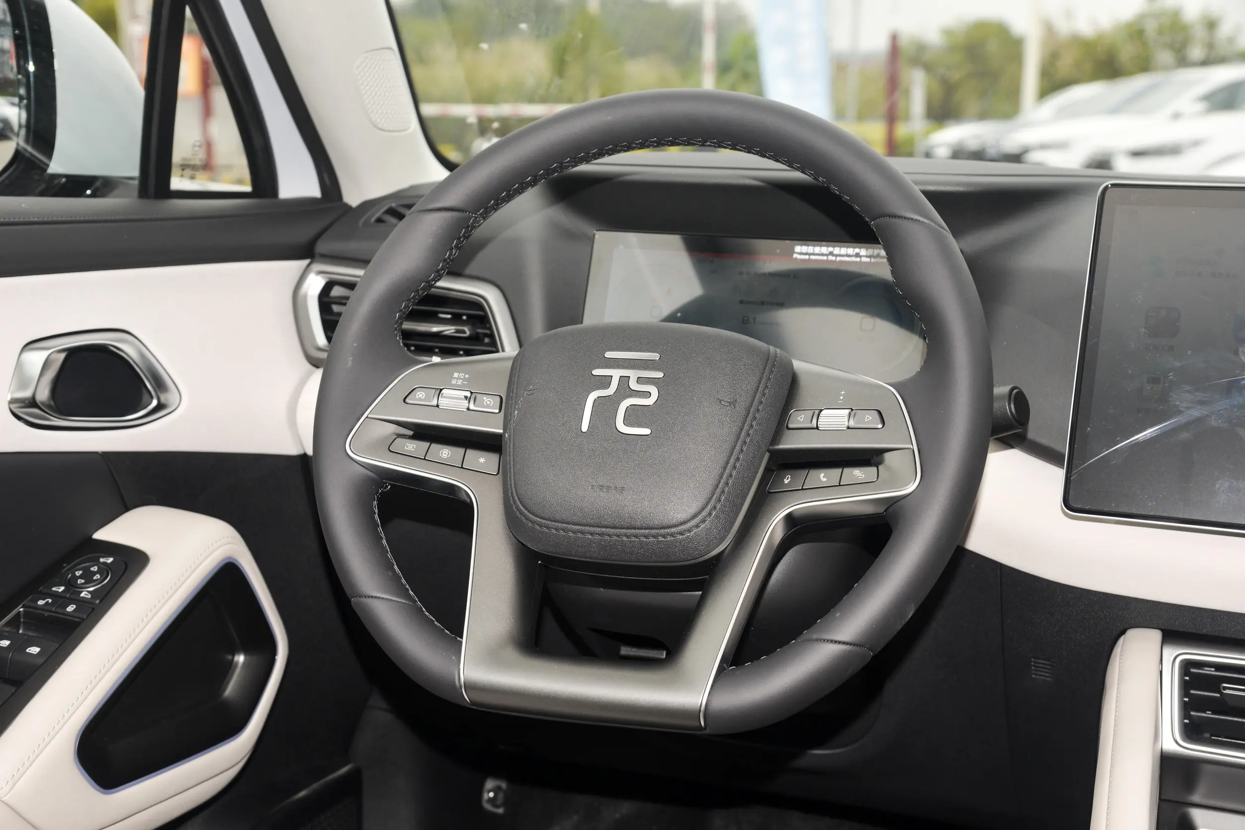 byd yuan up 2024 интерьер-2
