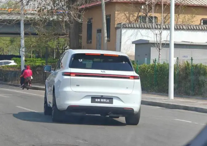 Фотографии Li Auto L6 ездит по дороге