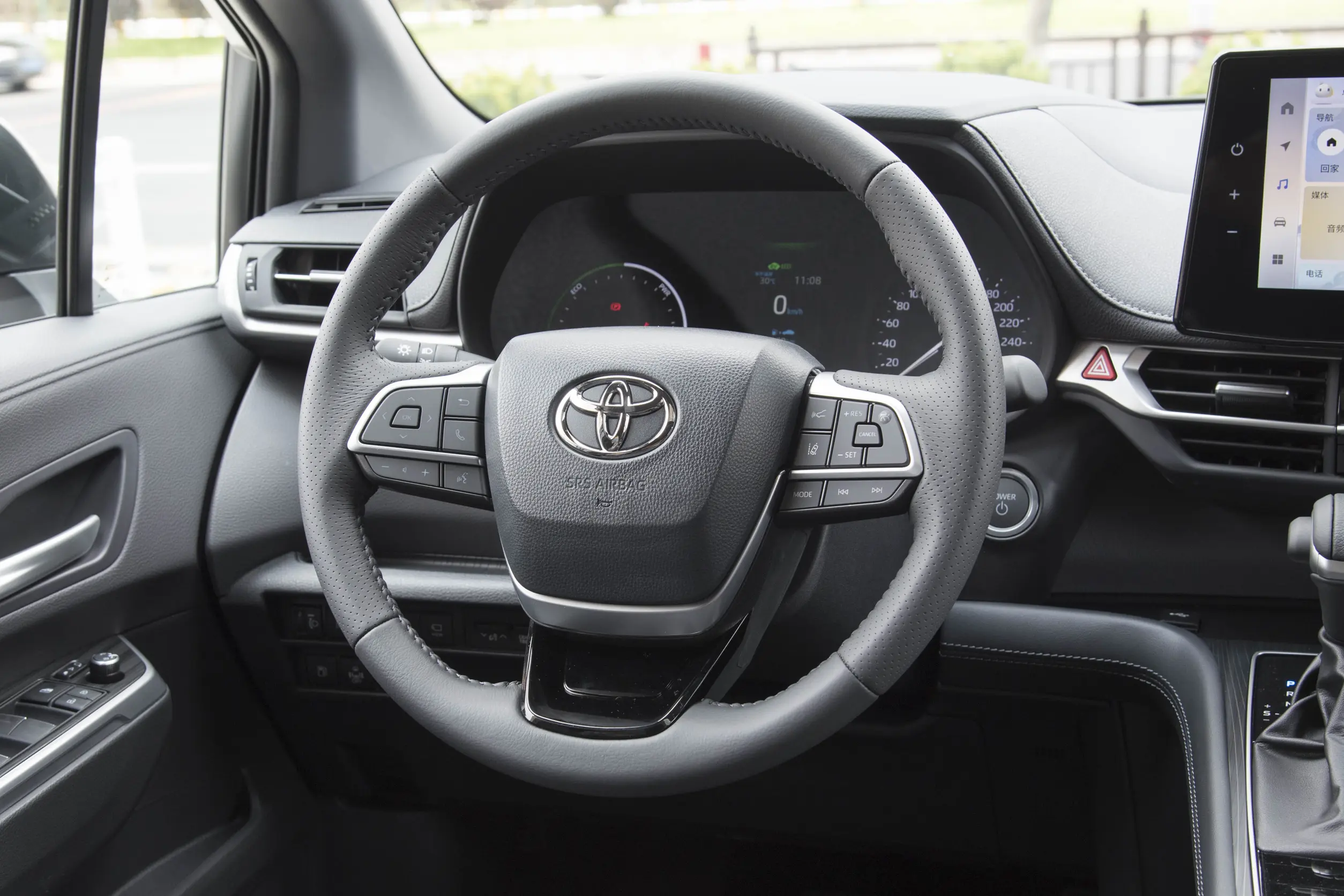 toyota sienna 2024 интерьер-2