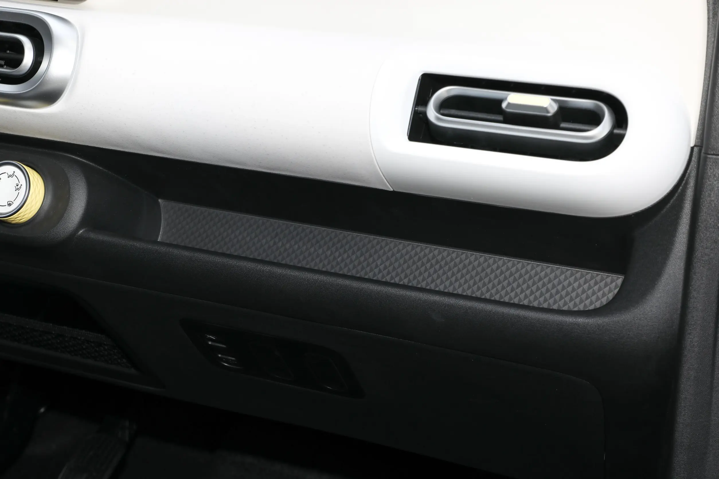 wuling hongguang mini ev 2024 интерьер-4