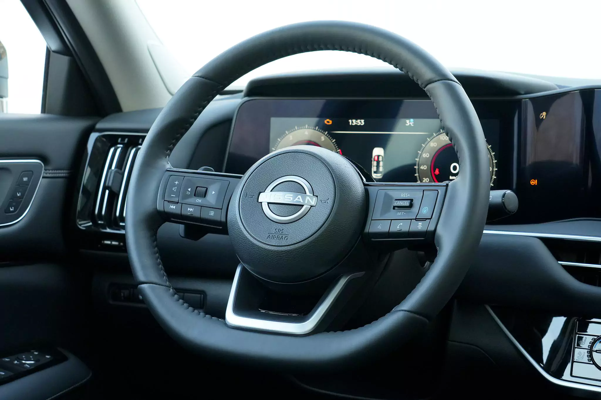 nissan pathfinder 2024 интерьер-2