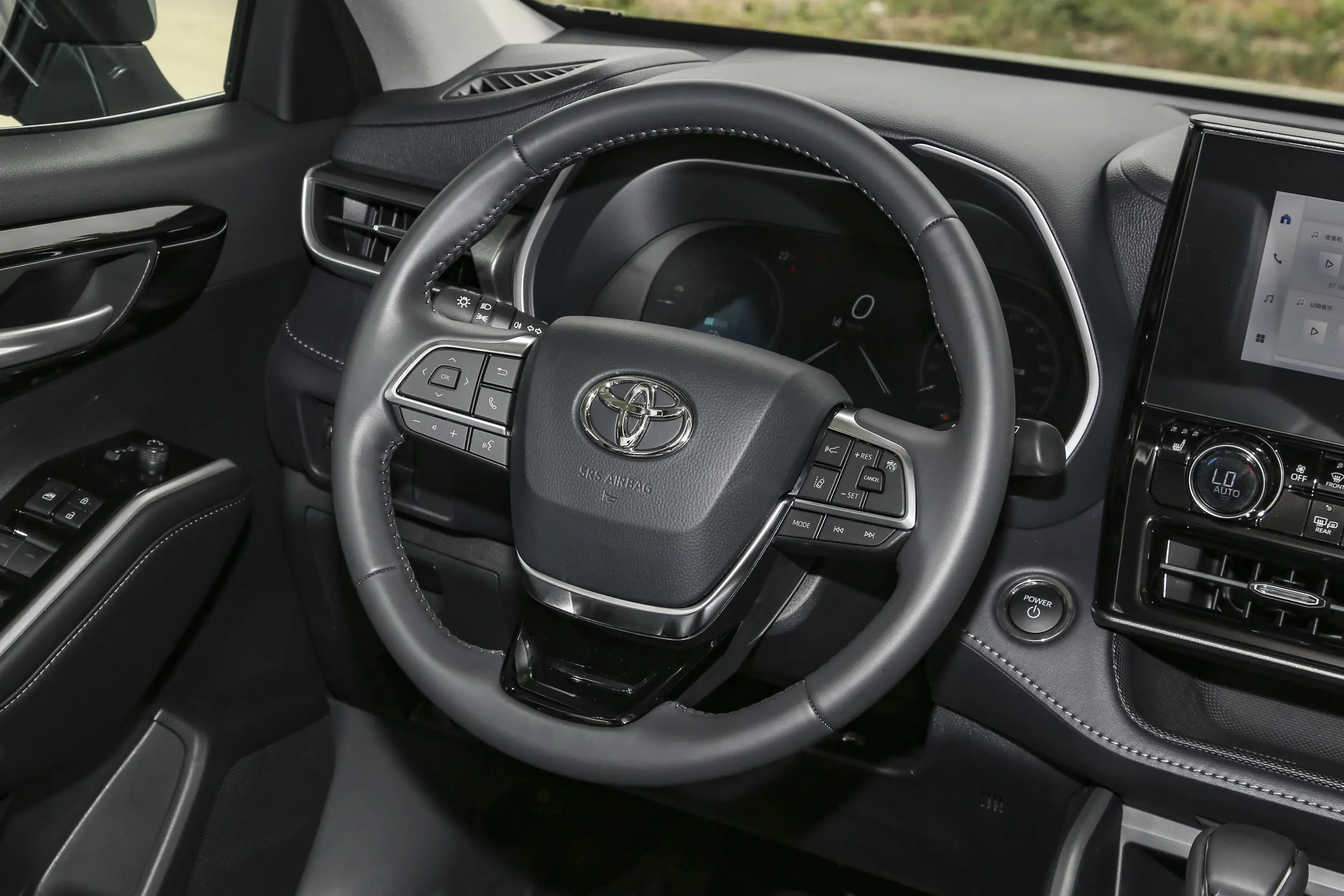 toyota highlander 2024 интерьер-2