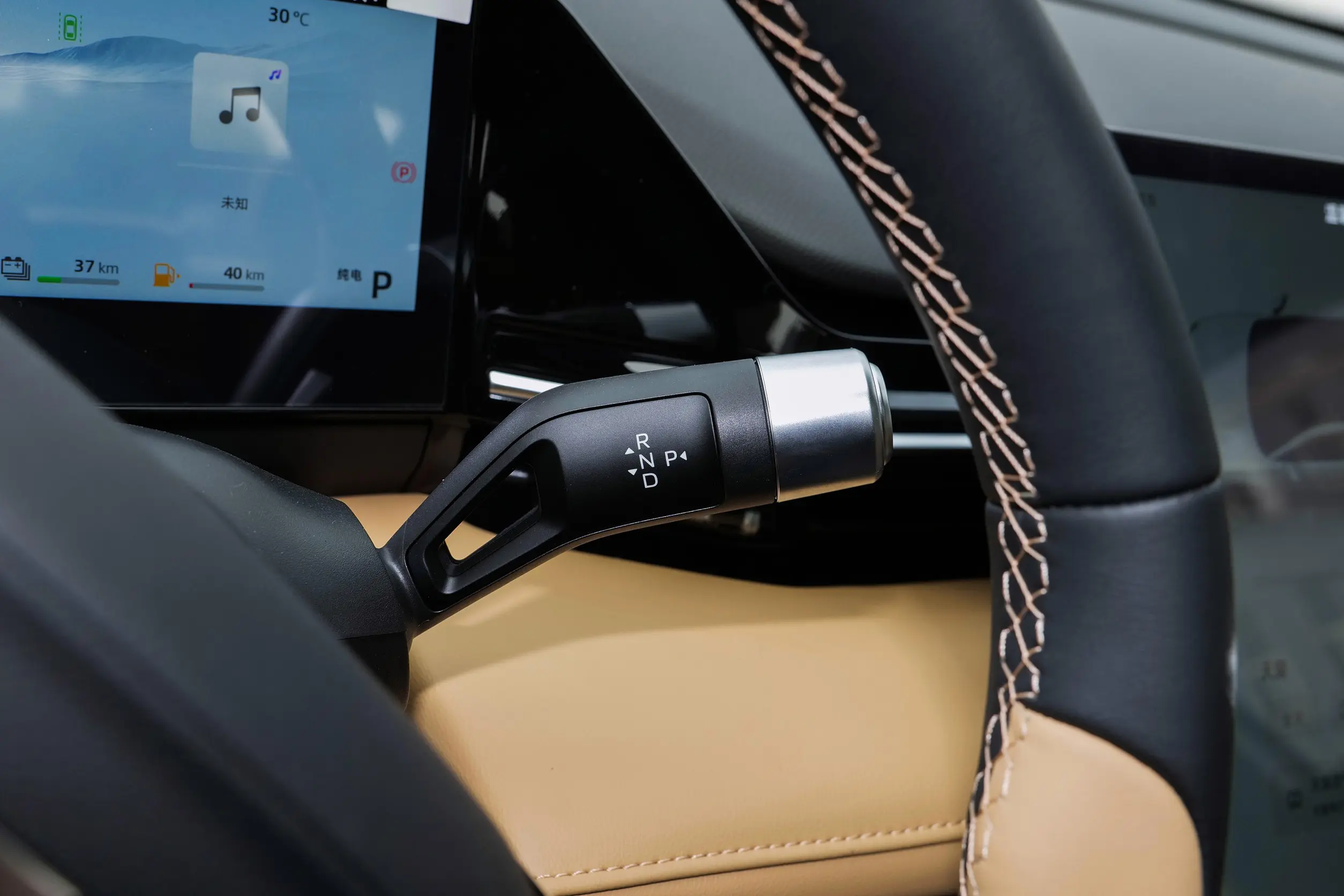 geely galaxy l6 2024 интерьер-3