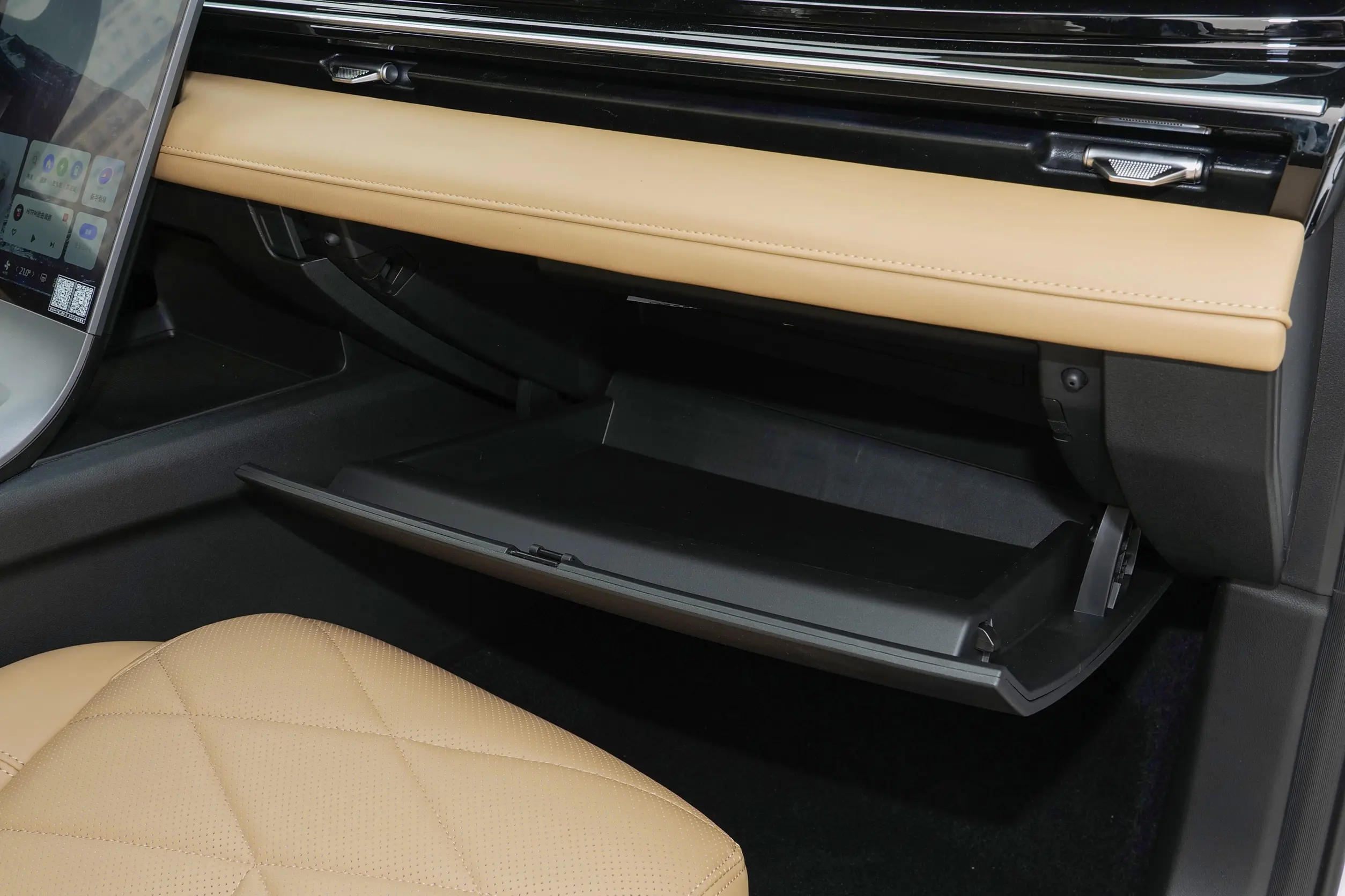 geely galaxy l6 2024 интерьер-4