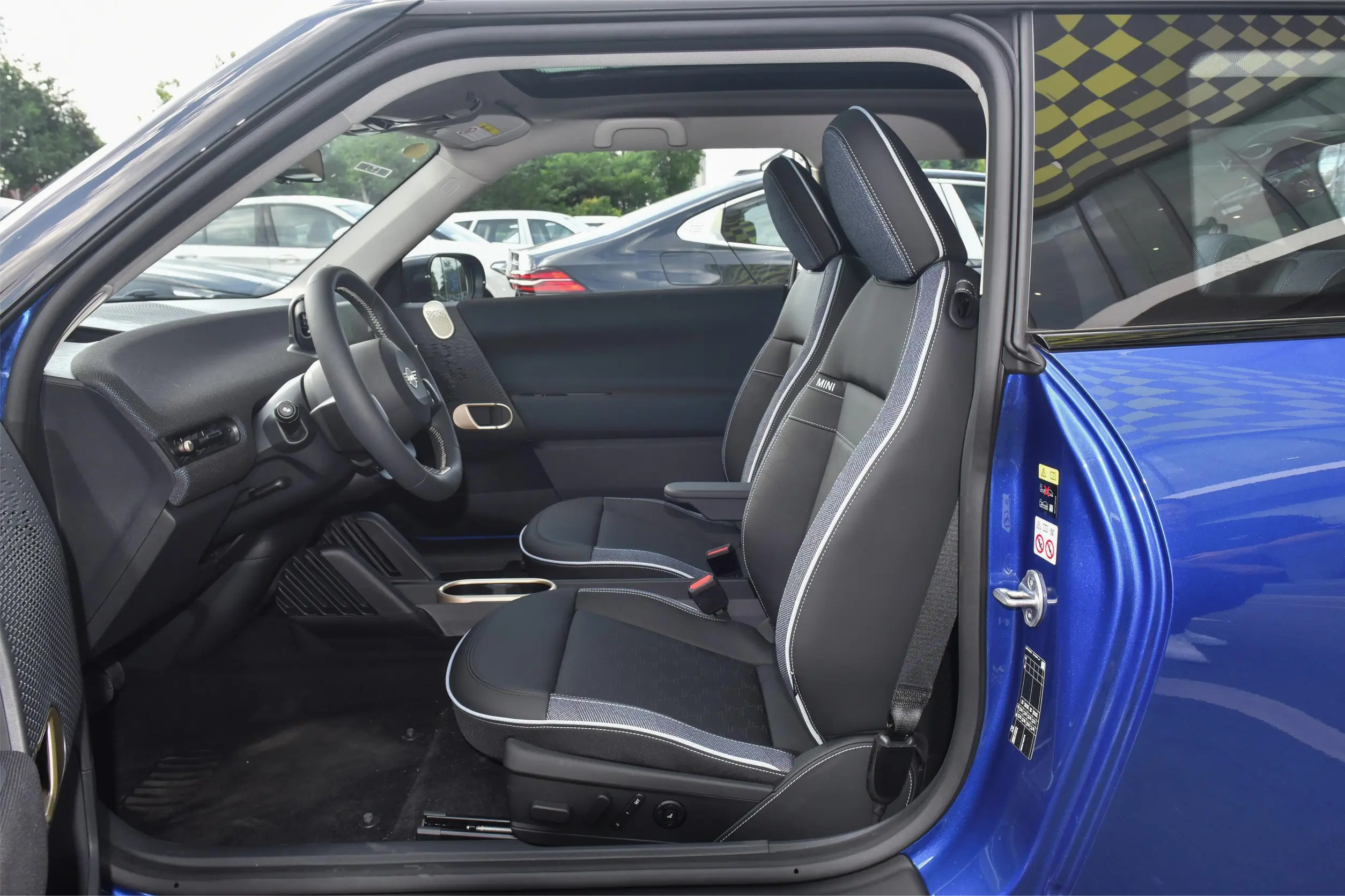 mini cooper ev 2024 space-1