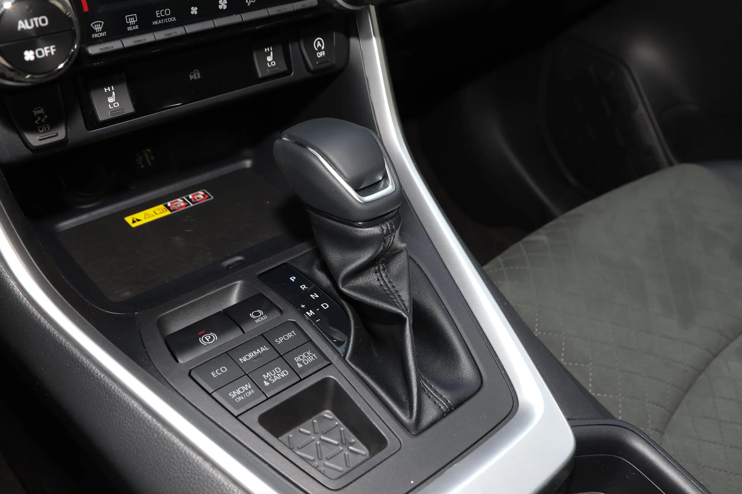 toyota rav4 2023 интерьер-3