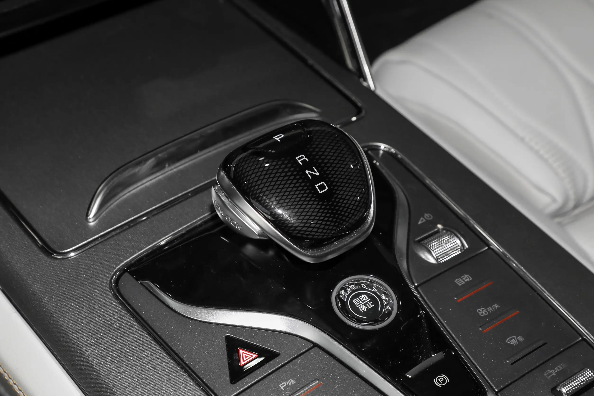 byd tang ev 2024 интерьер-3