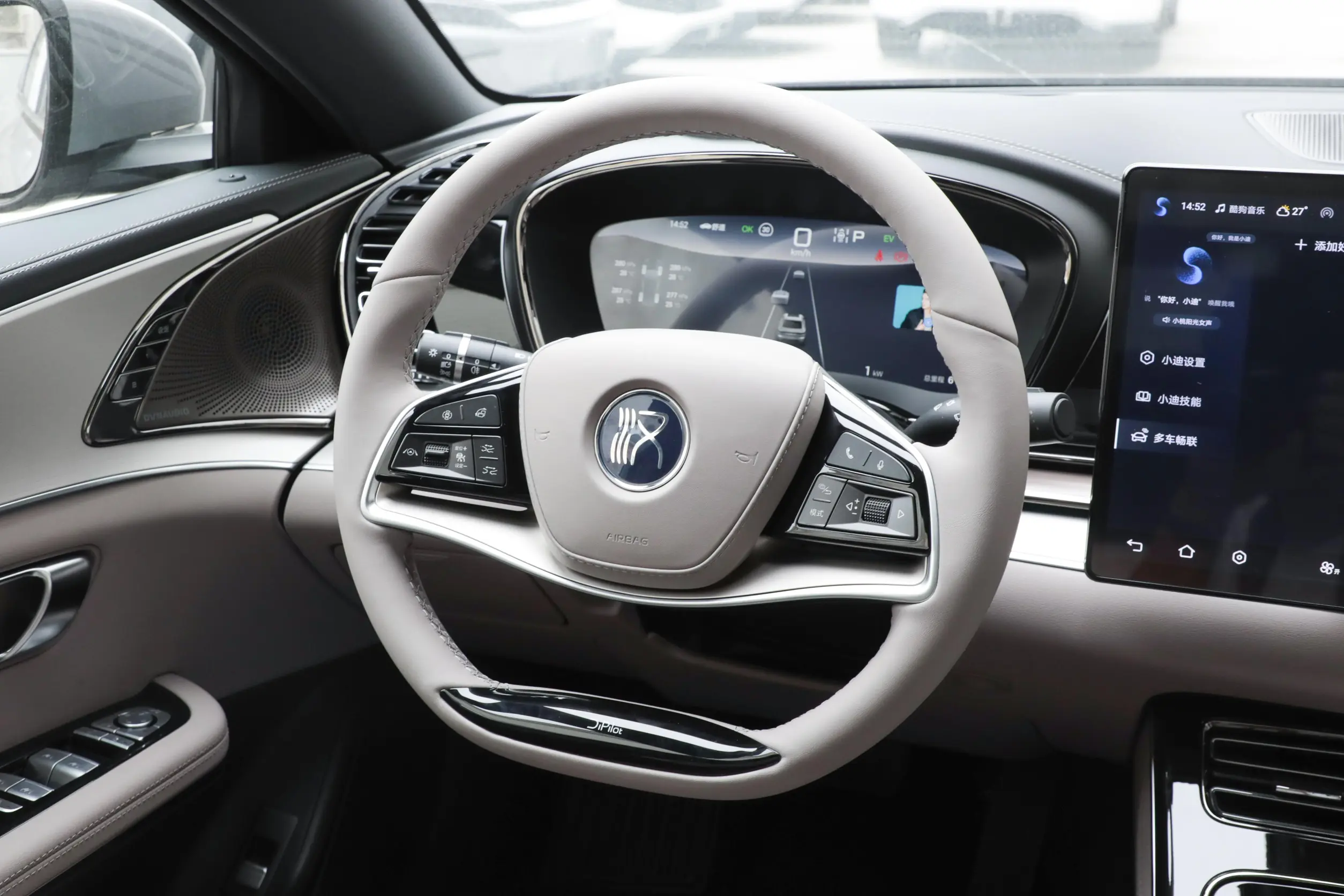 byd han dm 2025 интерьер-2