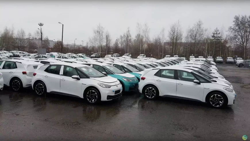 много volkswagen id.3 припарковано
