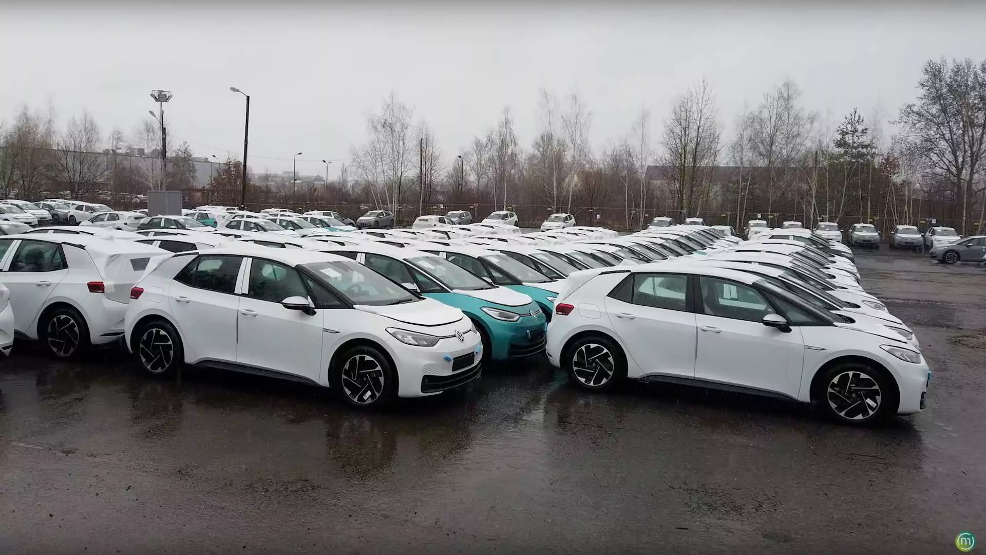 Много Volkswagen id.3 припарковано
