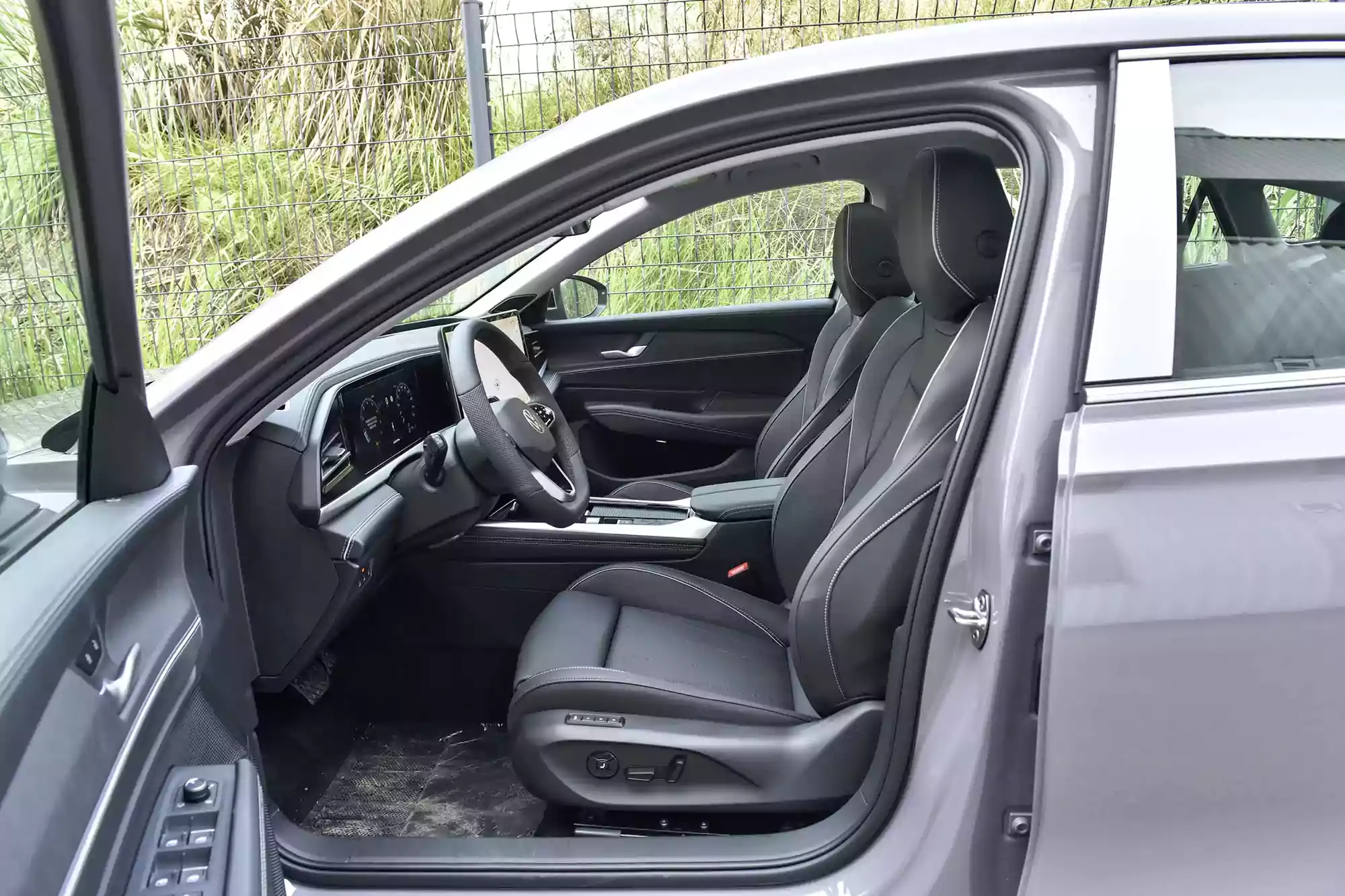 volkswagen passat 2025 space-1