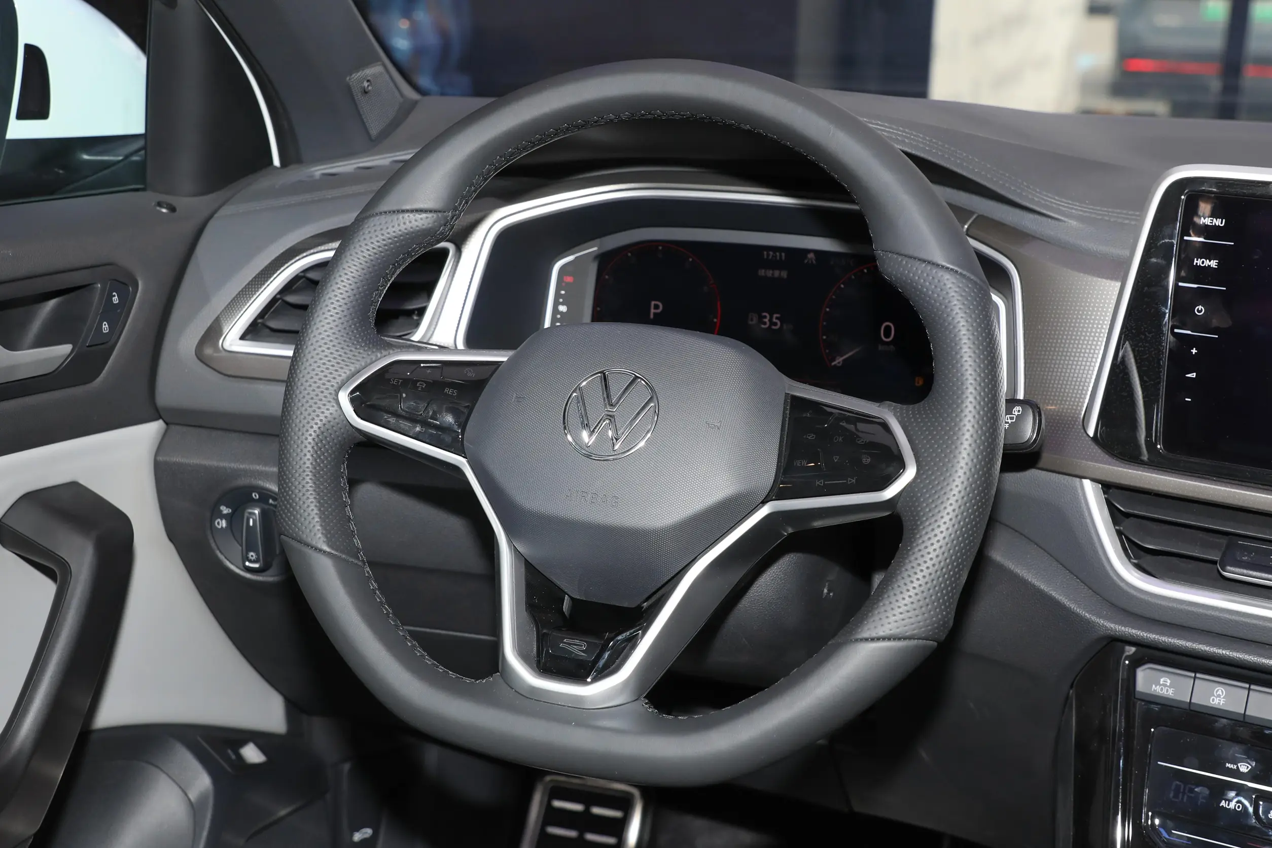 volkswagen t-roc 2024 интерьер-2