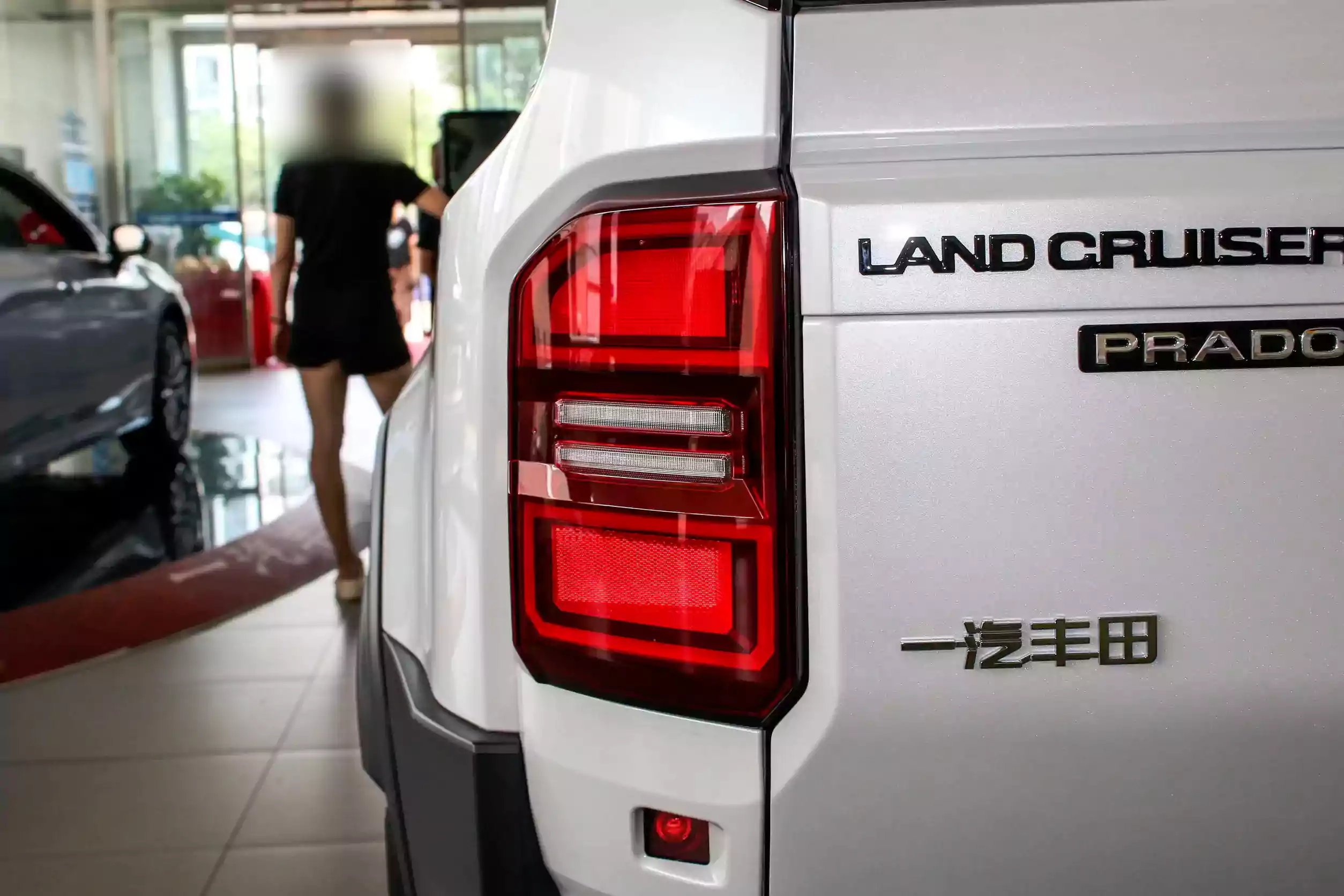 toyota land cruiser prado 2024 picture (2)