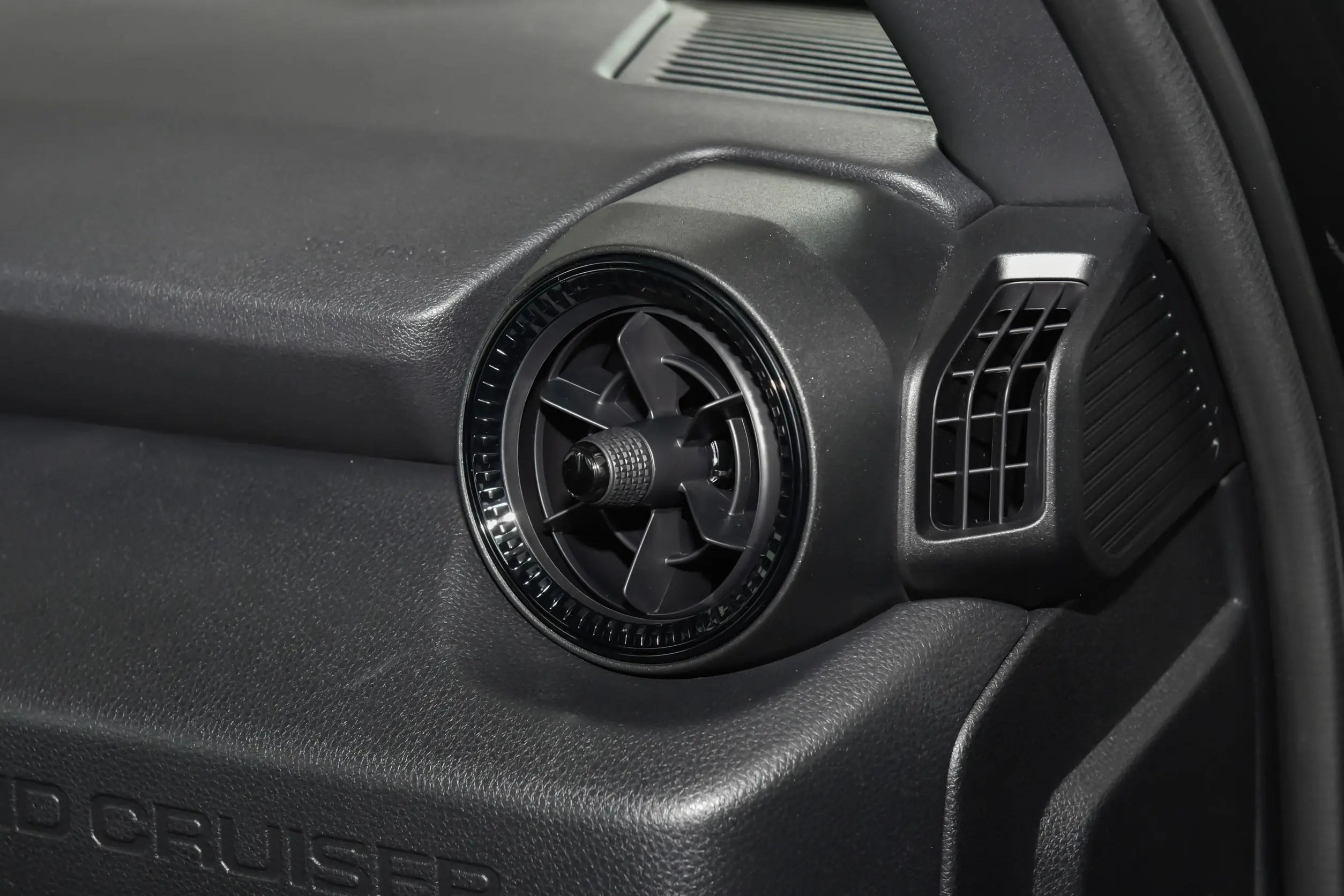toyota land cruiser prado 2024 picture (4)