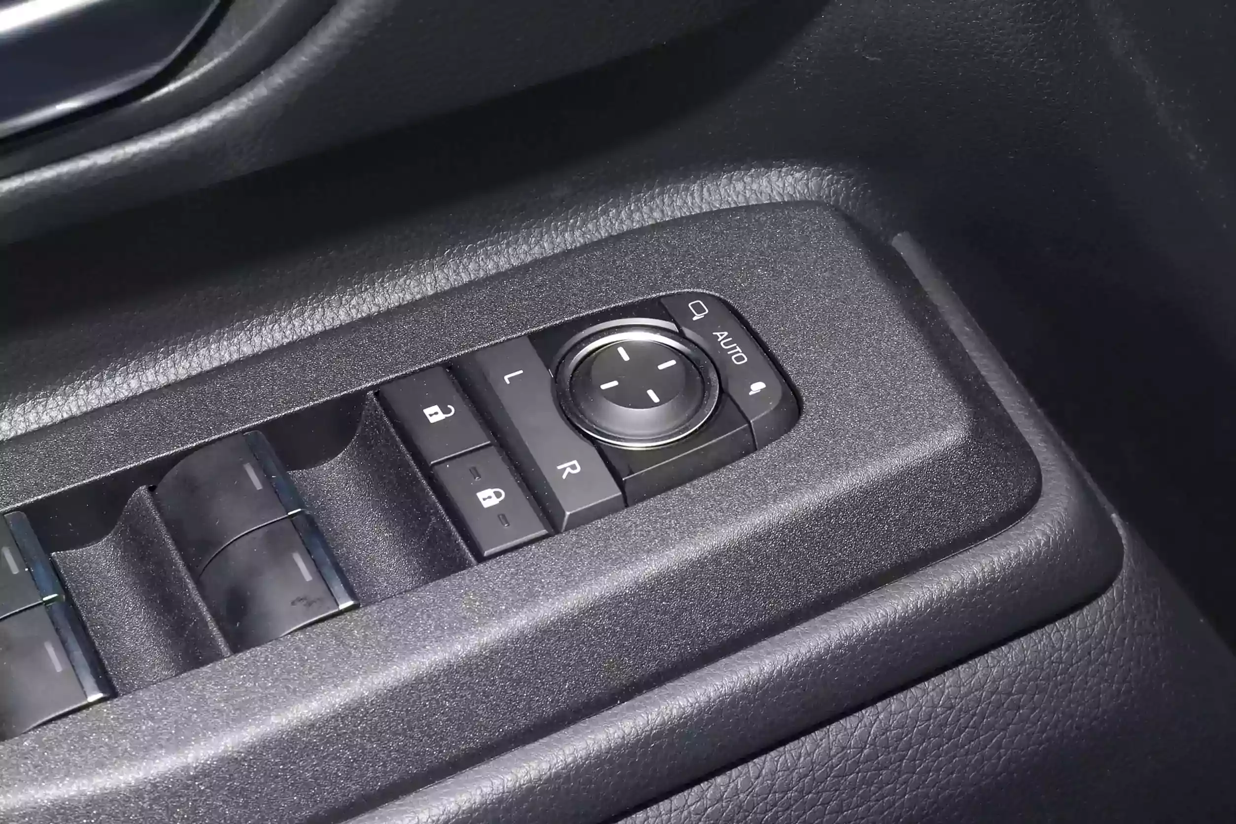 toyota land cruiser prado 2024 picture (5)