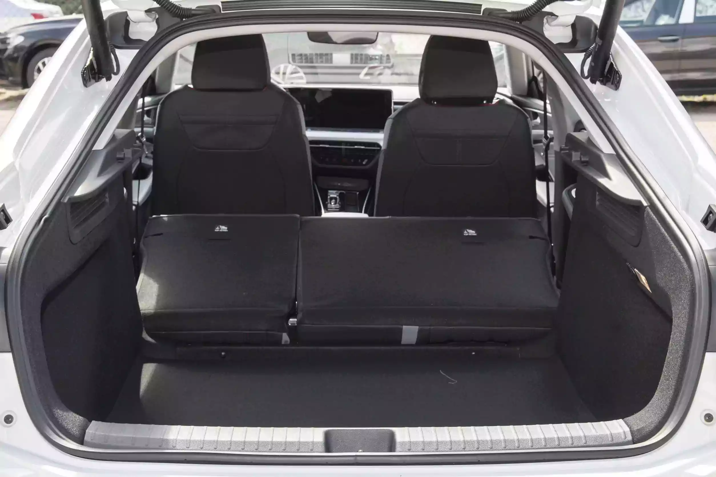 volkswagen lamando 2025 space-4