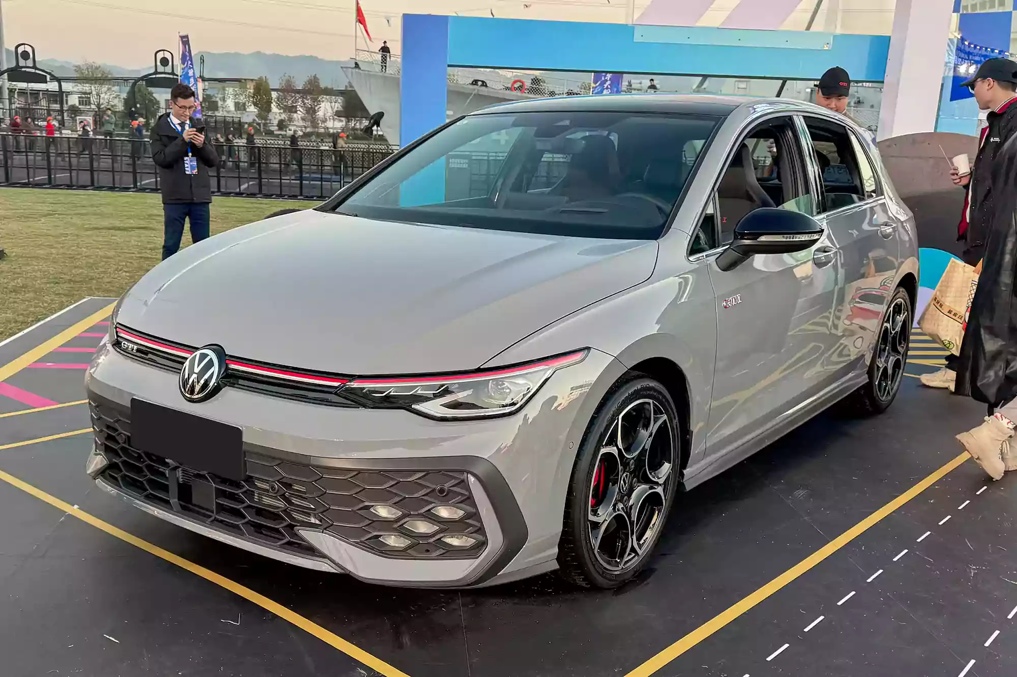 volkswagen golf gti 2025 picture (3)